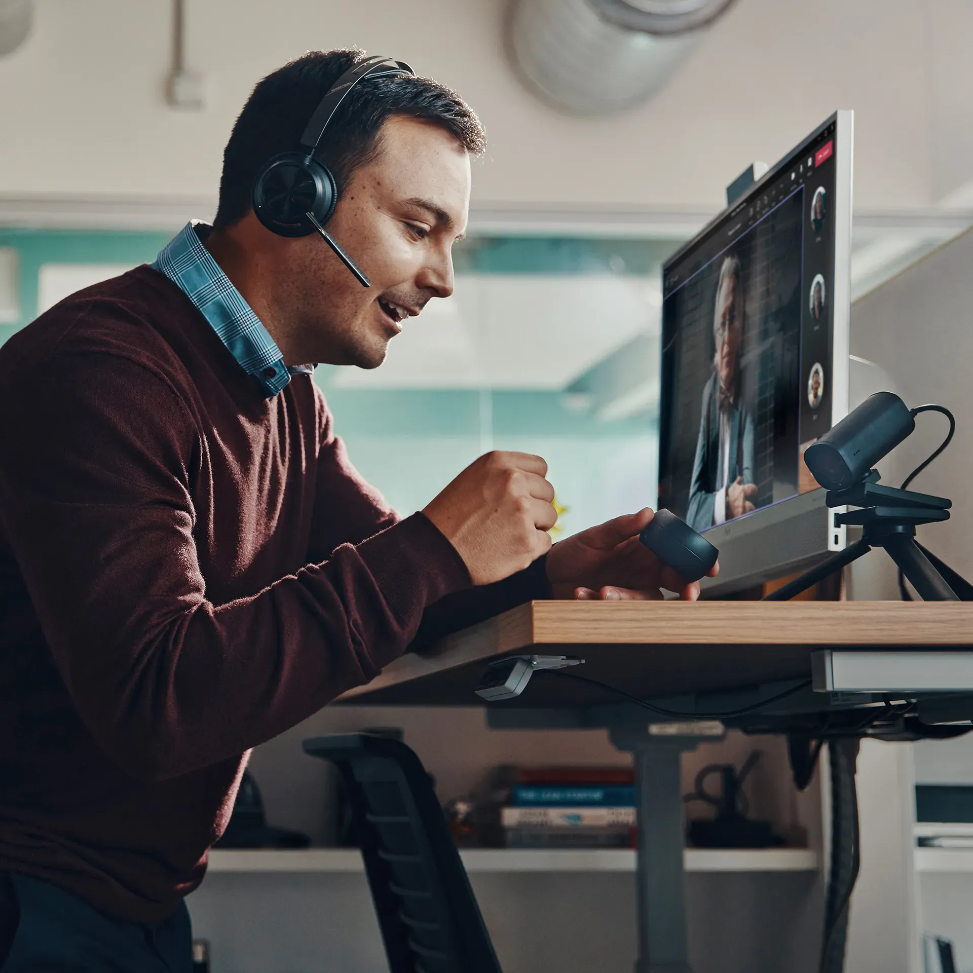HP Poly Voyager Focus 2 USB-C-C Headset +USB-C/A-Adapter – Bild 3
