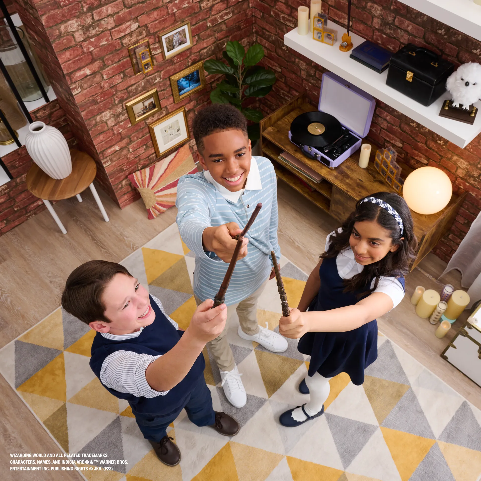 Wizarding World Harry Potter - Authentischer Albus Dumbledore Zauberstab aus Kunststoff mit Hogwarts-Halterung – Bild 6