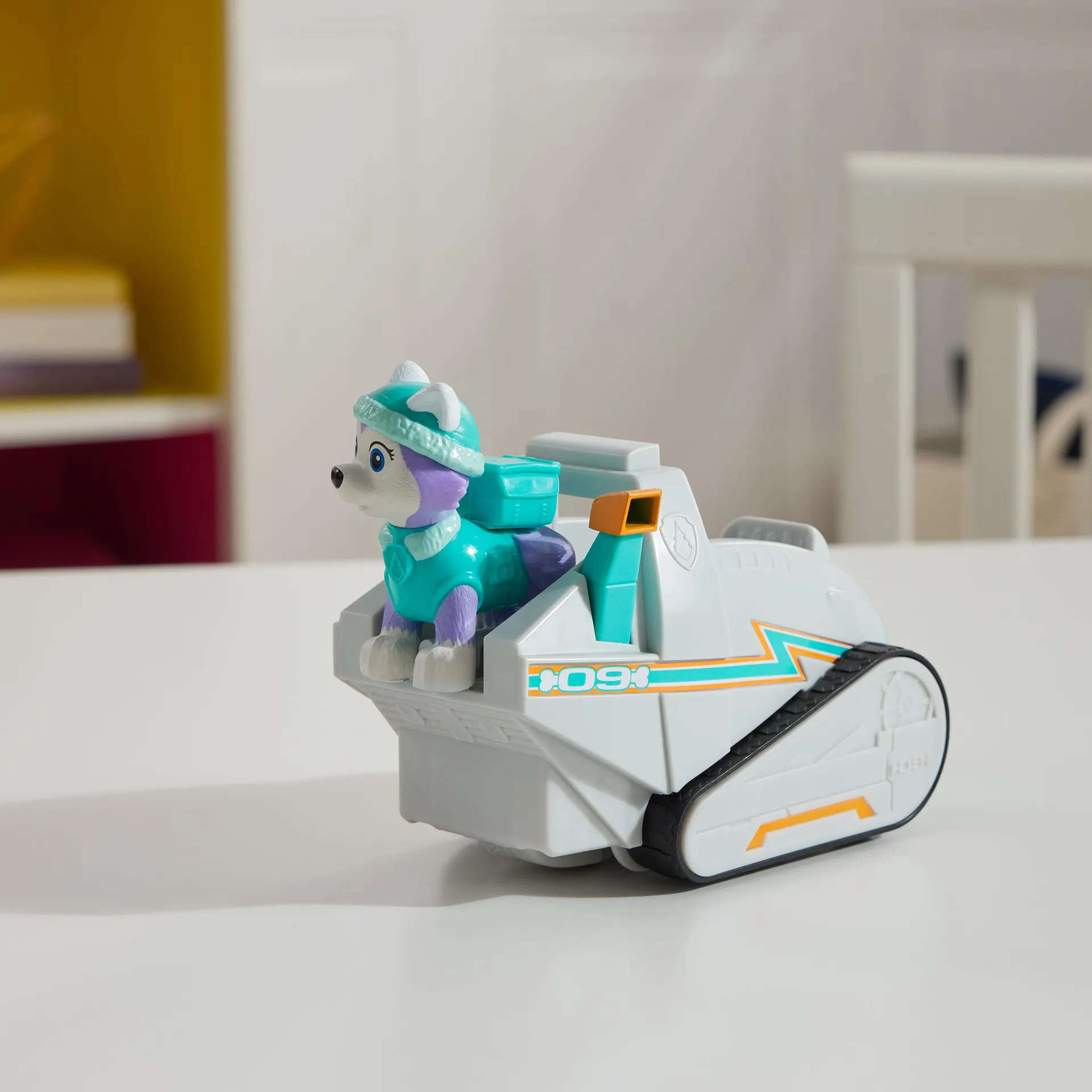 PAW Patrol - Everest-Figur mit Schneemobil-Rettungsfahrzeug, stabiles Basis-Fahrzeug (2025), authentisches Spielzeug zur Serie für Kinder ab 3 Jahren – Bild 3
