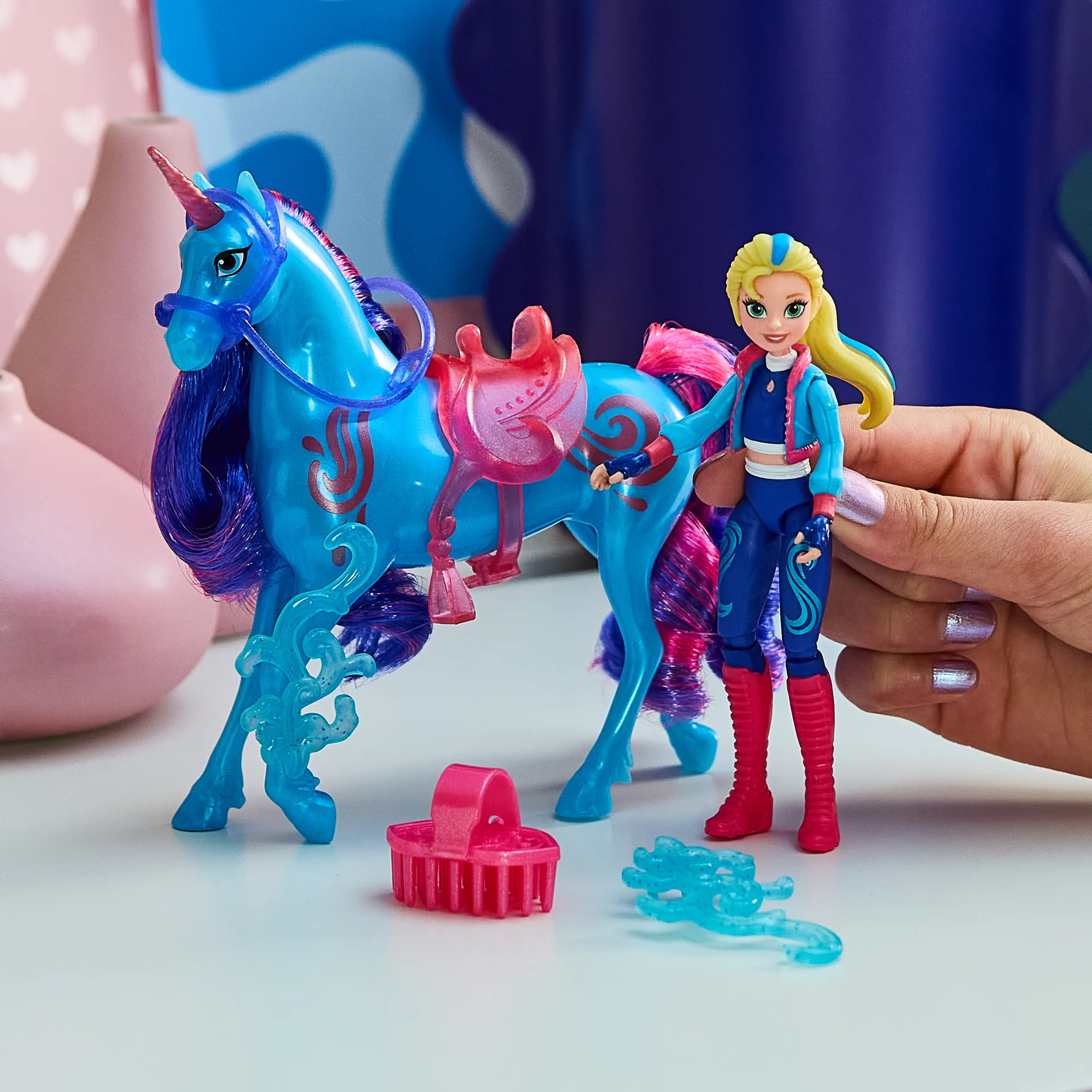 Unicorn Academy - Isabel und Einhorn River mit echter Mähne und Schweif sowie Bürste, ca. 12 cm große Originalfiguren zur beliebten Netflix Serie, für Kinder ab 4 Jahren – Bild 4