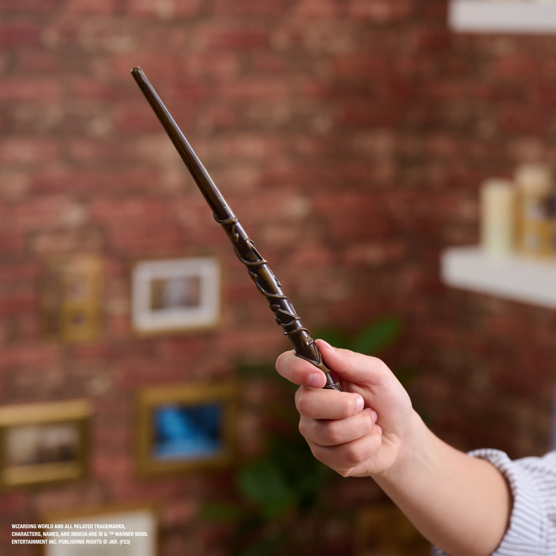 Wizarding World Harry Potter - Authentischer Hermine Granger Zauberstab aus Kunststoff mit Hogwarts-Halterung – Bild 4
