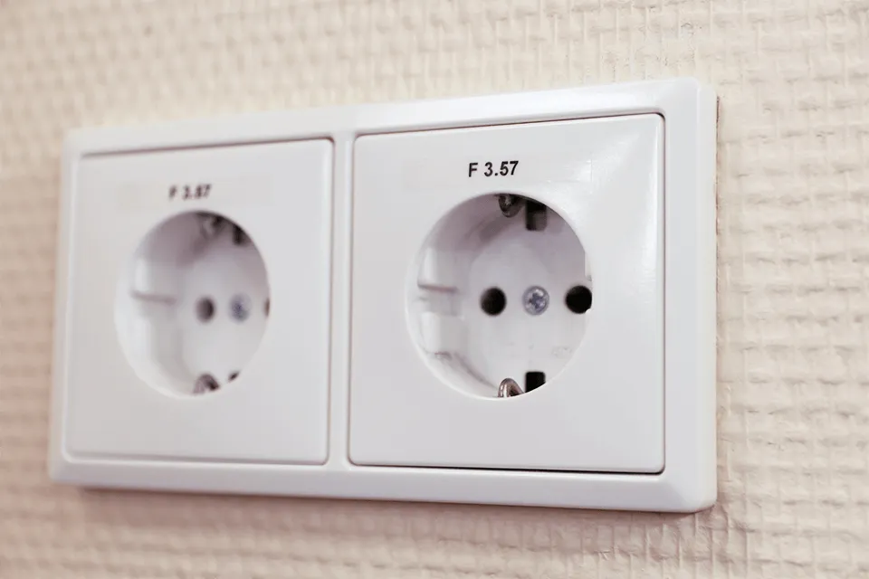 Brother TZE-111 Etiketten erstellendes Band Schwarz auf transparent – Bild 3