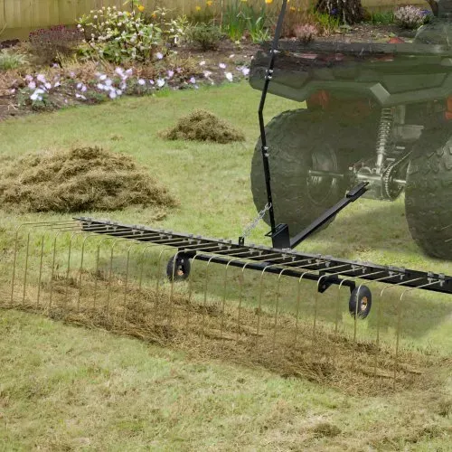 VEVOR Vertikutierer, 60-Zoll-Vertikutierer mit 24 Stahlzinken, Rasenvertikutierer für ATV oder Mäher, Rasenrechen mit Hebegriff für Laub, Tannennadeln und Gras – Bild 7