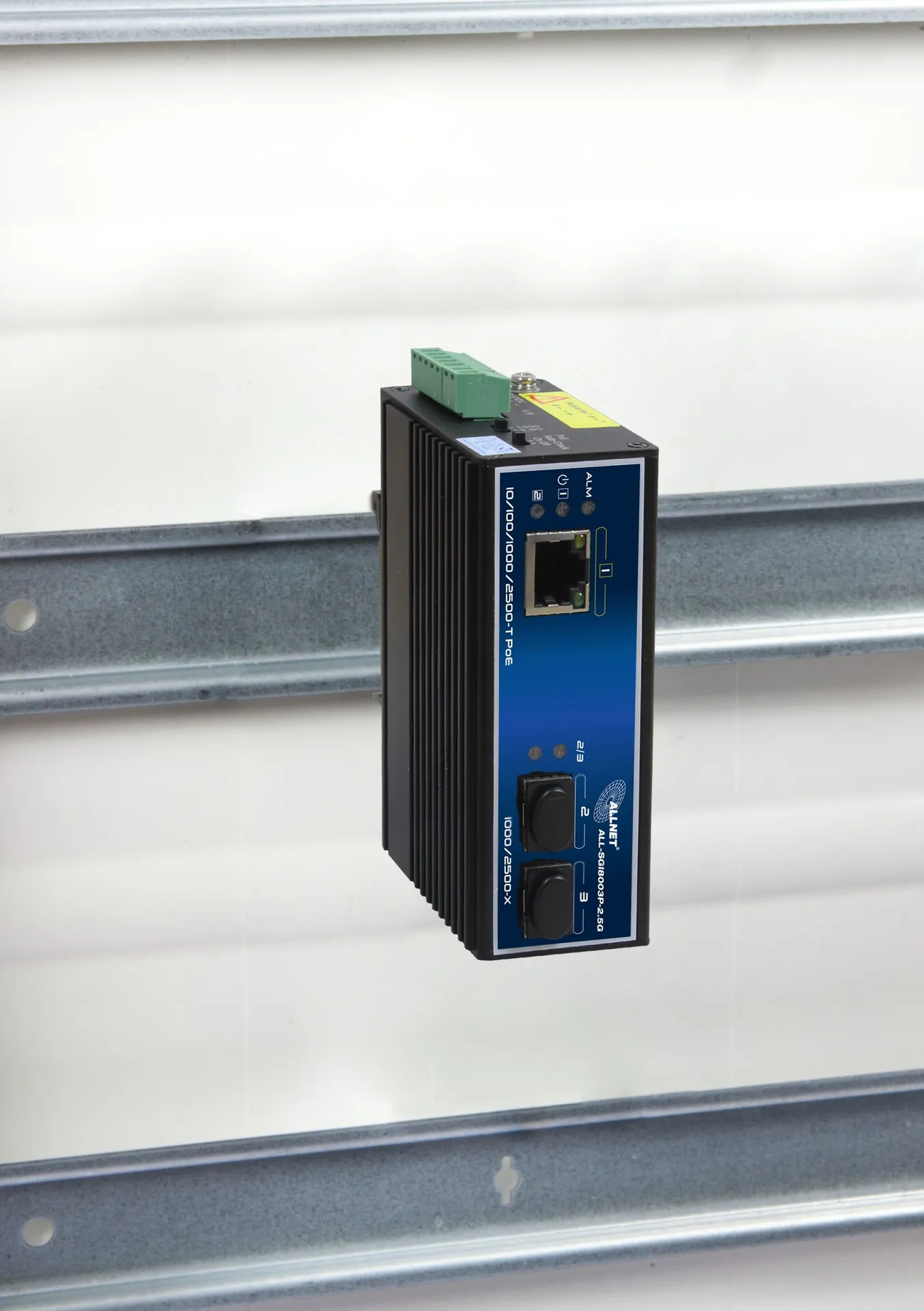 ALLNET Switch industrial unmanaged Layer2 3 Port 2.5 GbE • PoE Budget 90W • 1x PoE bt • 2x SFP 1G/2.5G • Lüfterlos • DIN • IP40 • ALL-SGI8003P-2.5G ALLNET Switch industrial unmanaged Layer2 3 Port 2.5 GbE • PoE Budget 90W • 1x PoE bt • 2x SFP 1G/2.5G • Lüfterlos • DIN • IP40 • ALL-SGI8003P-2.5G