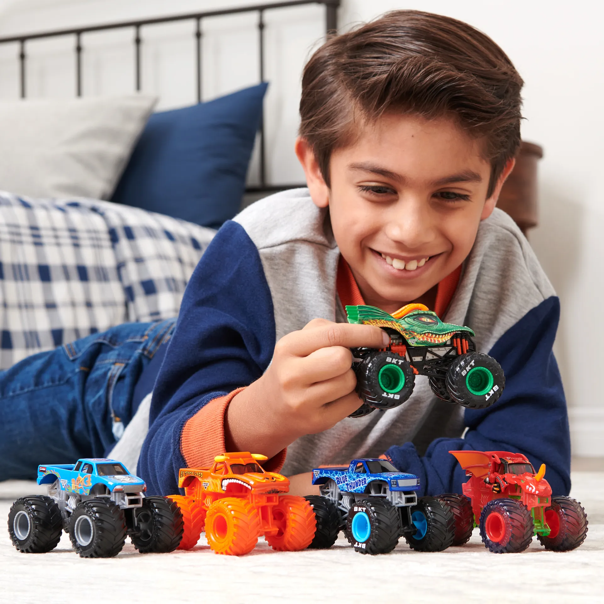 Monster Jam - Batmobil vs. Megalodon Zweier-Pack, Original Monster Trucks im Maßstab 1:64, Sammelbare Stunt-Fahrzeuge für Kinder ab 3 Jahren – Bild 6