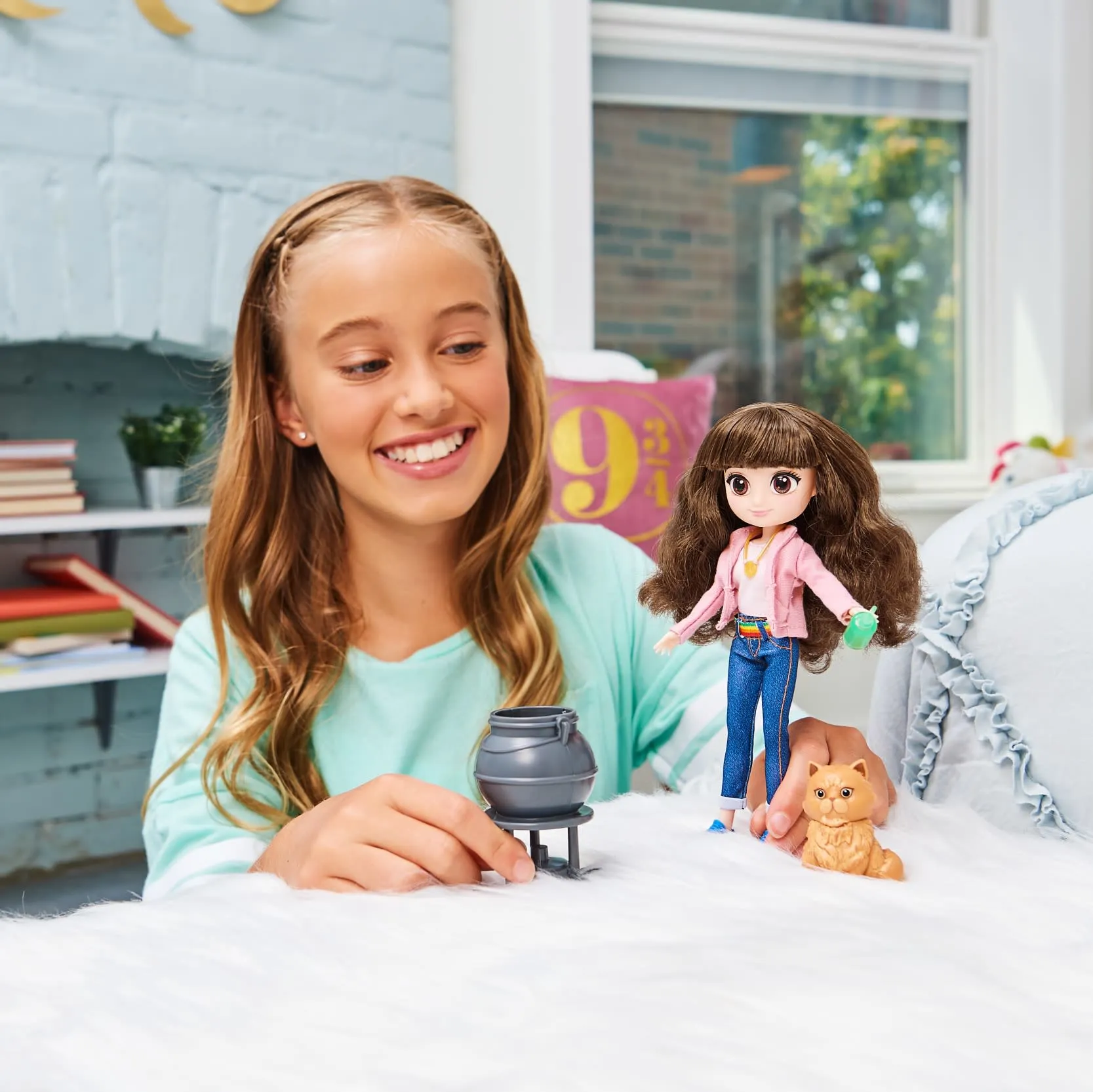 Wizarding World Harry Potter - Hermine Granger Puppe mit kämmbaren Haar, Geschenkset mit 2 Outfits und 5 Zubehörteilen – Bild 6