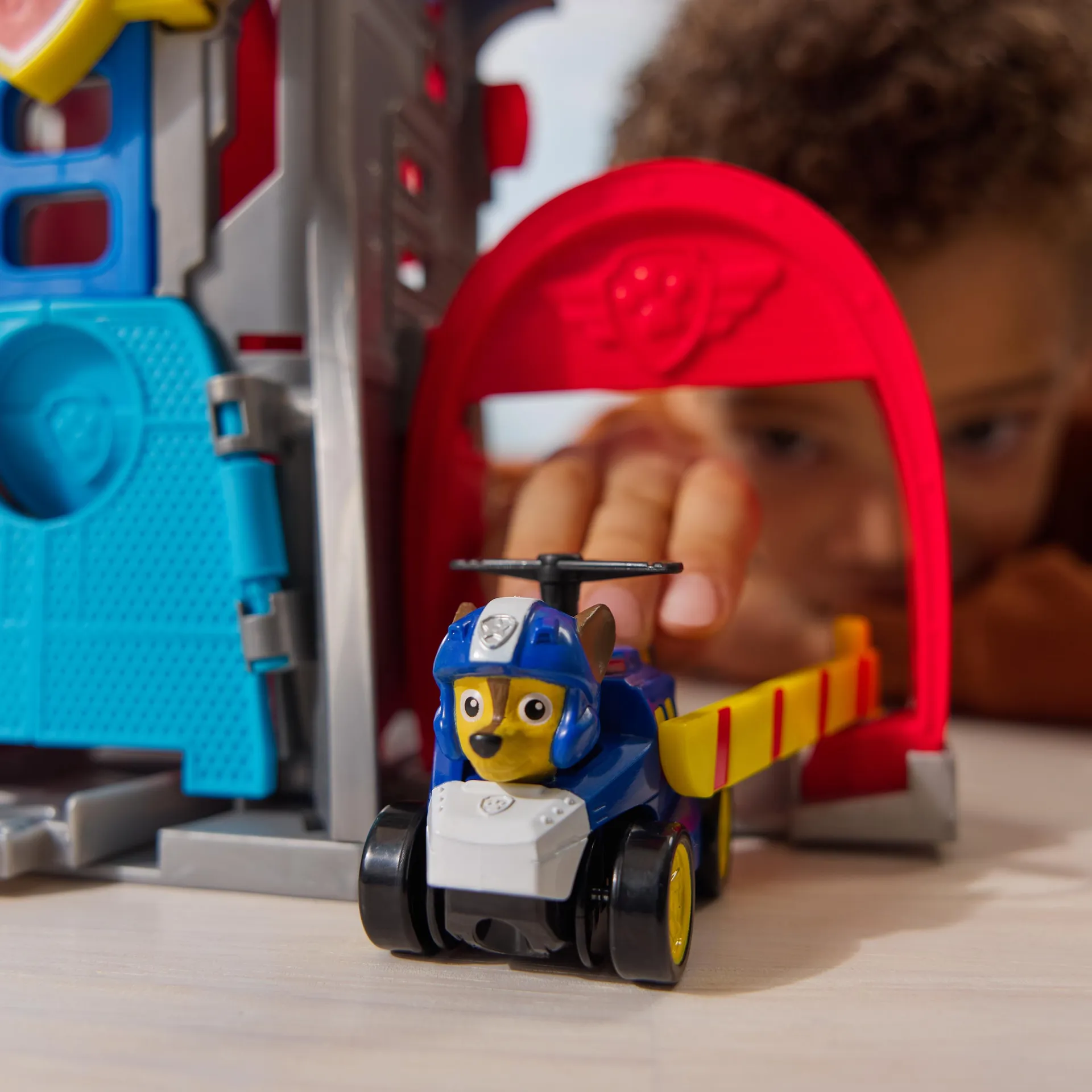 PAW Patrol Air Rescue - Pup Squad Flughafen Tower mit Fahrzeugstarter, Chase-Pup Squad Racer und Bürgermeister-Figur – Bild 6