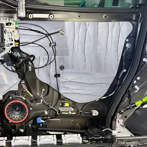 VEVOR Dämmmatte Auto 3,3m² Antidröhnmatte 419,1x8001mm Fahrzeugdämmung 200mil(5mm) Stärke Aluminium-Folie Schallschutzmatte Hitzebeständig Lärmschutz Akustikdämmung Geräuschdämmung – Bild 7