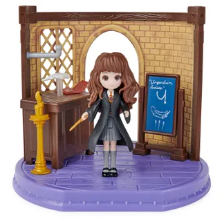 Wizarding World Harry Potter – Hogwarts Zauberkunst Klassenzimmer Spielset mit exklusiver Hermine Granger Sammelfigur Wizarding World Harry Potter – Hogwarts Zauberkunst Klassenzimmer Spielset mit exklusiver Hermine Granger Sammelfigur