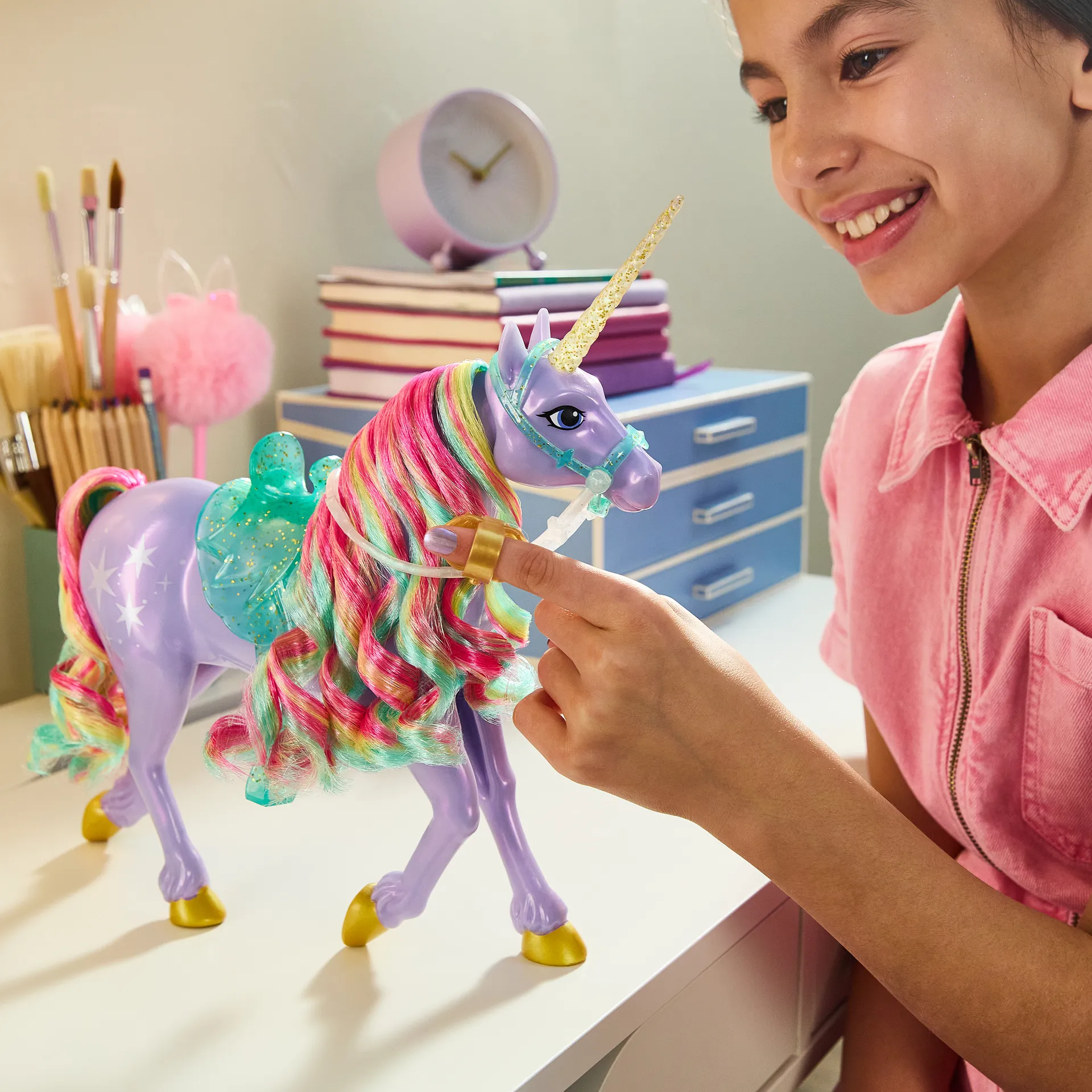 Unicorn Academy Einhorn Wildstar - 28 cm groß, Original-Einhorn von Sophia zur beliebten Netflix-Serie, mit echter Mähne und Schweif, abnehmbarem Zaumzeug und Sattel sowie Bürste – Bild 3