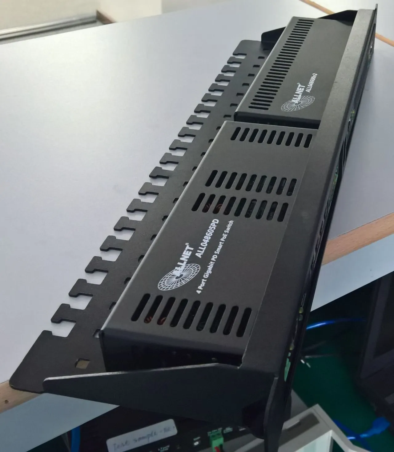 ALLNET 19"zbh. 1HE Universal Einbauboden für Kleingeräte / 1x Keystone Aufnahme Farbe Schwarz – Bild 2