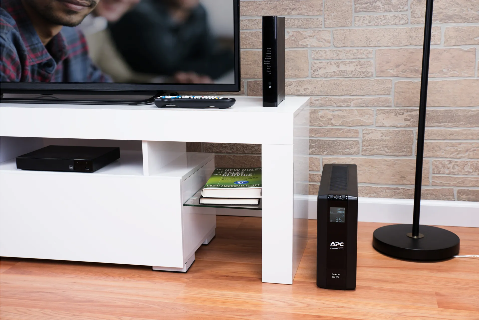 APC Back-UPS PRO BR650MI – USV, 6x C13 Ausgang, USB, 650VA – Bild 5