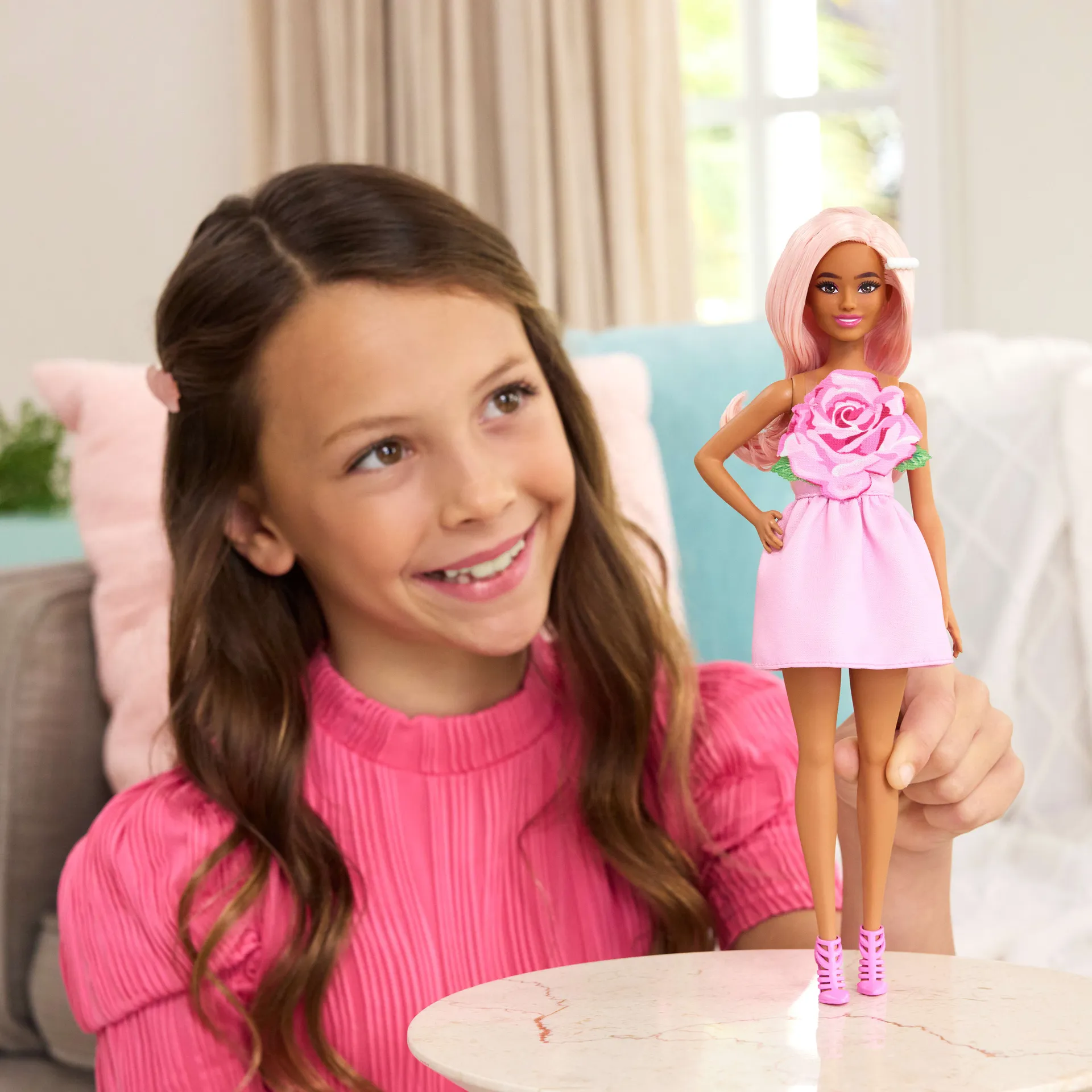 Barbie Fashionistas Puppe Nr. 238 in einem trägerlosen Rosenkleid, rosa Haare mit Spangenzubehör – Bild 2