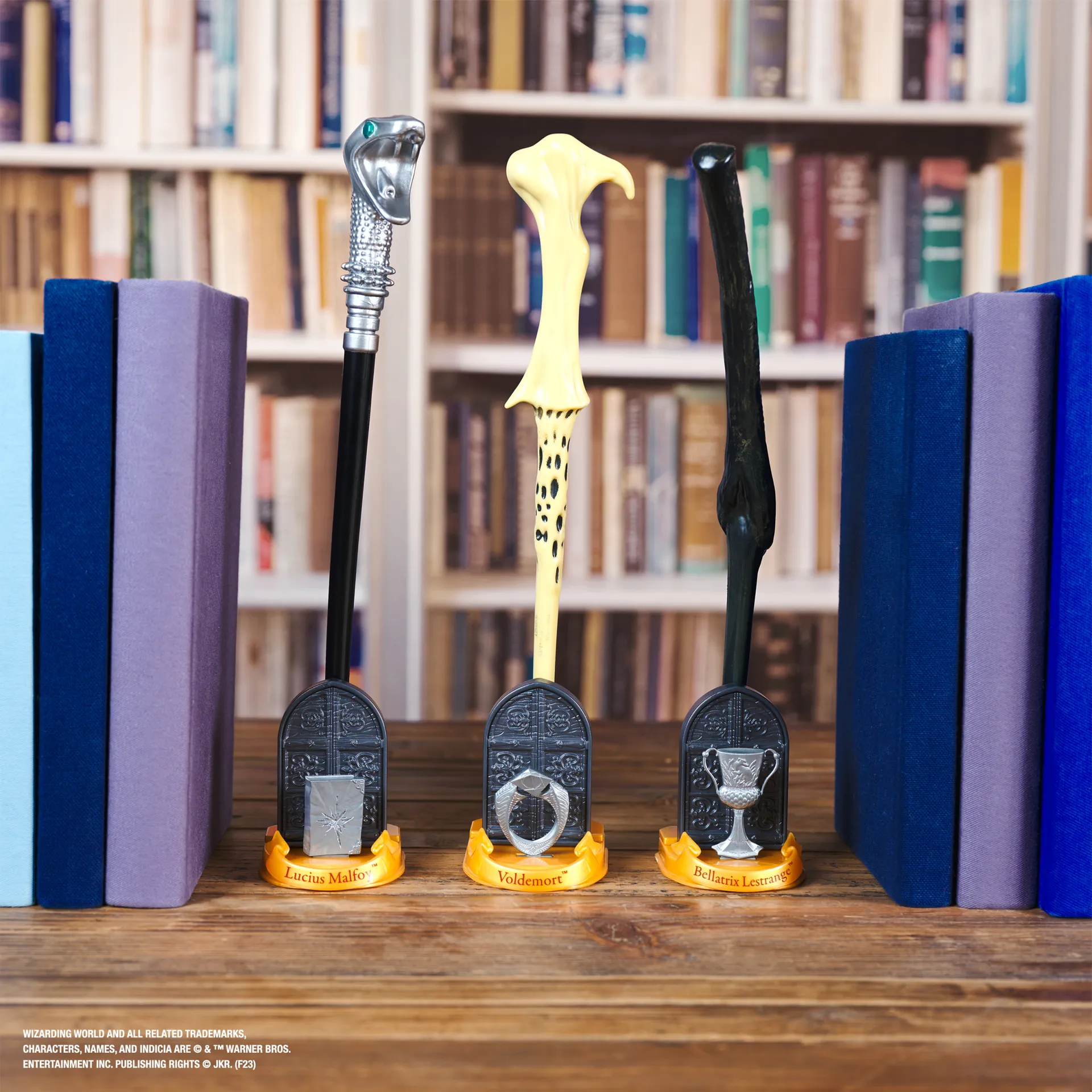 Wizarding World Harry Potter - Authentischer Ron Weasley Zauberstab aus Kunststoff mit Hogwarts-Halterung – Bild 3