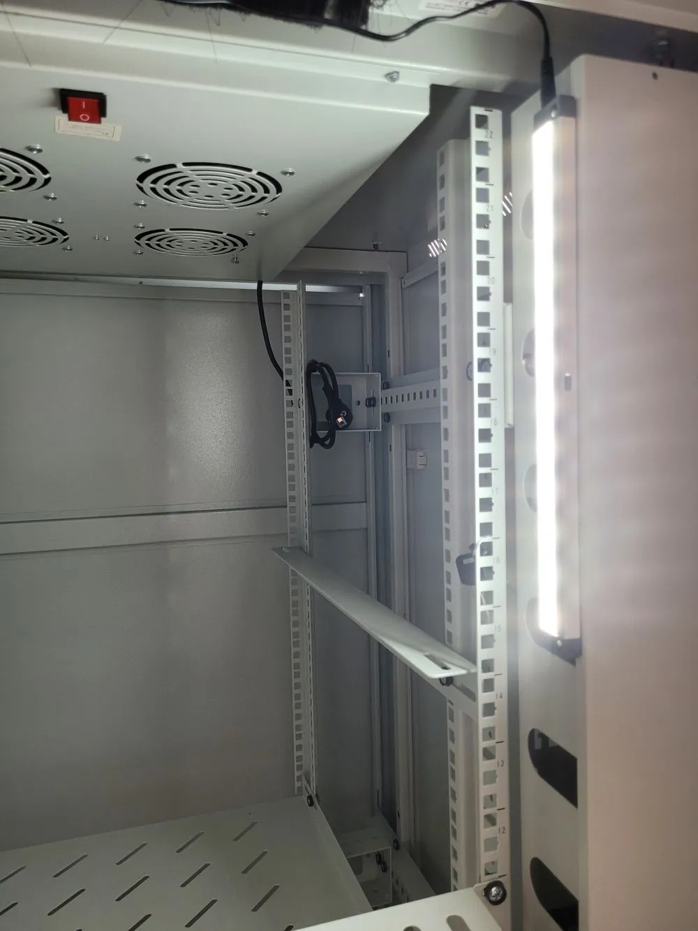 ALLNET 19"zbh. Schrankbeleuchtung, LED mit Magnetbefestigung und Netzteil, B458mm, Synergy 21 – Bild 7