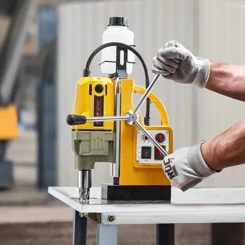 VEVOR Magnetbohrmaschine Kernbohrmaschine 1200 W φ50 mm, 12500 N tragbare elektrische Magnetbohrmaschine mit 2 Kernbohrern, 850 U/min Bohrmaschine für Metalloberflächen Industrie Heimwerker Gelb – Bild 7