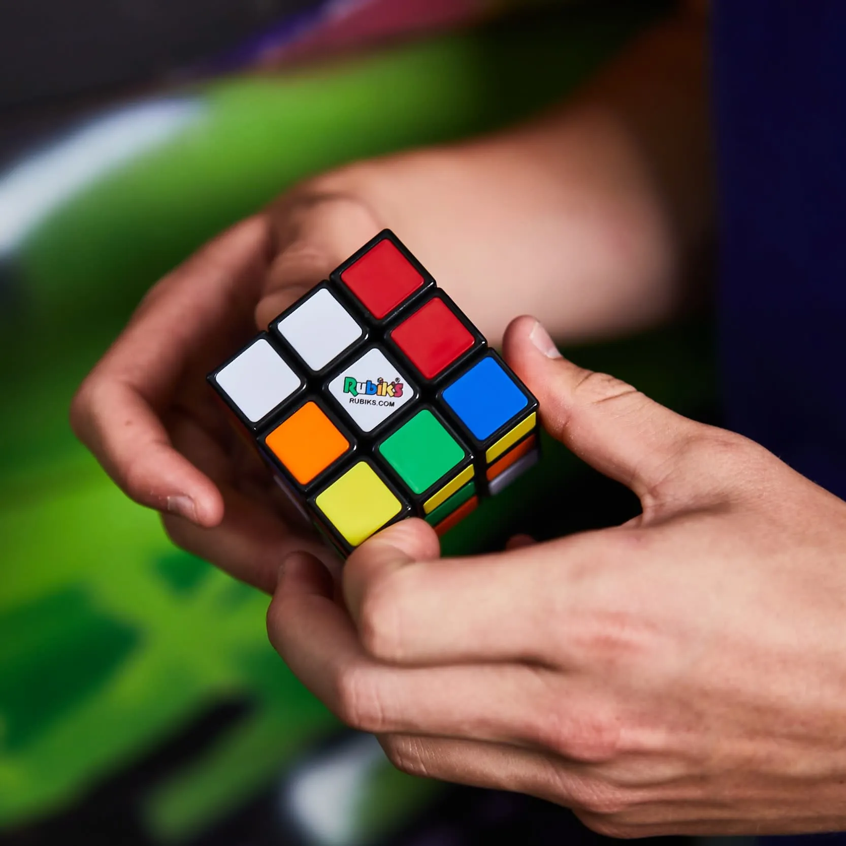 Rubik’s - 3x3 Zauberwürfel, original klassischer Cube für Logik-Akrobaten ab 8 Jahren, verbesserter Mechanismus, leichtgängiges Handling, leuchtende Farben, geeignet zum Spielen unterwegs – Bild 2