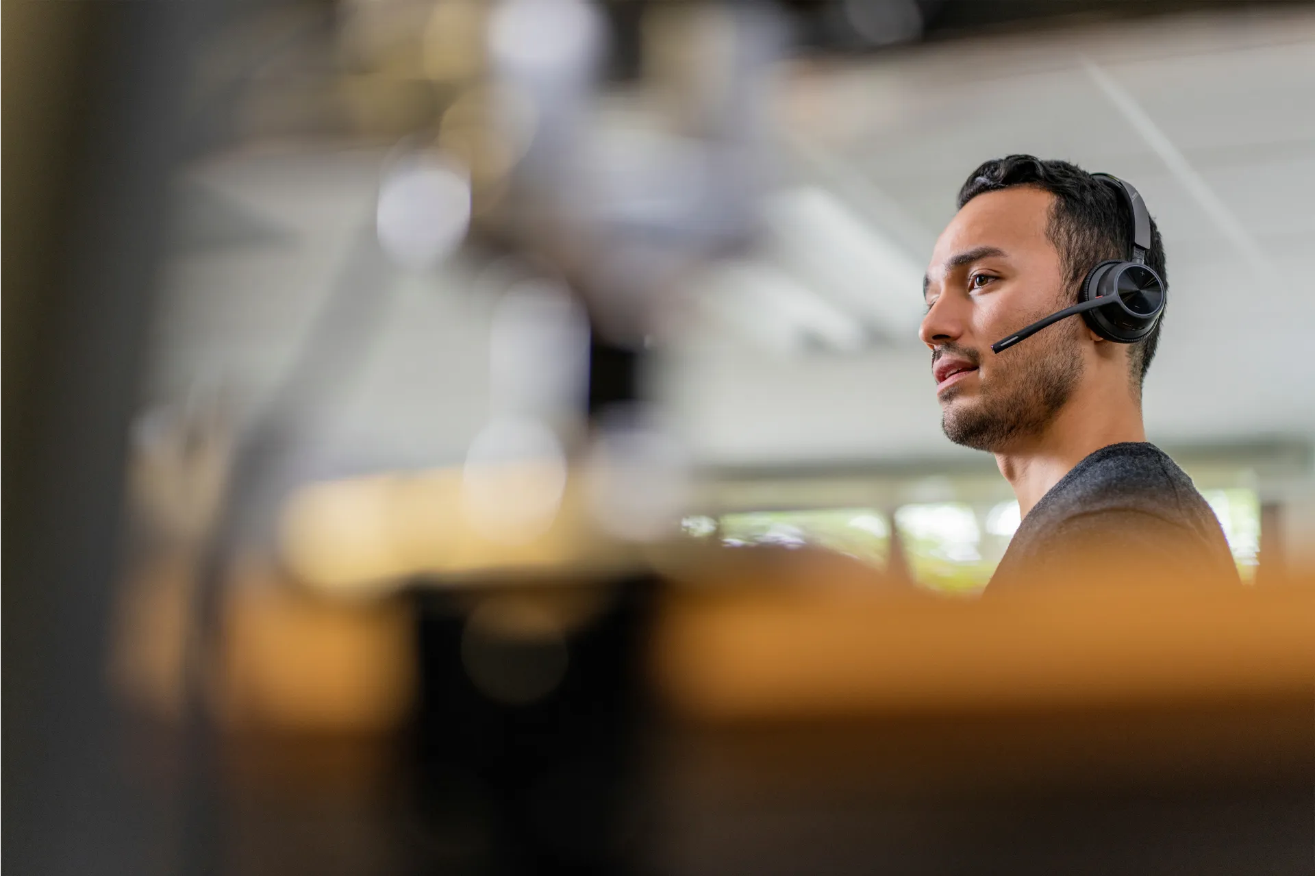 HP Poly Voyager 4320 USB-A Headset +BT700 Dongle, für Microsoft Teams zertifiziert – Bild 2