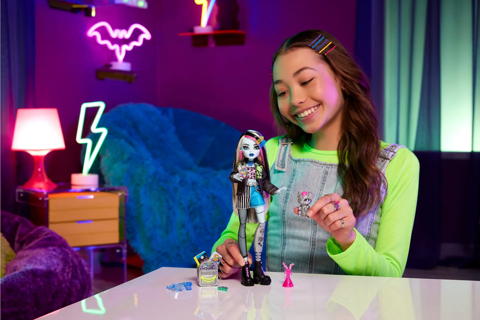 Monster High Frankie Stein-Modepuppen mit Frankies Haustier Watzie und Zubehörteilen – Bild 2