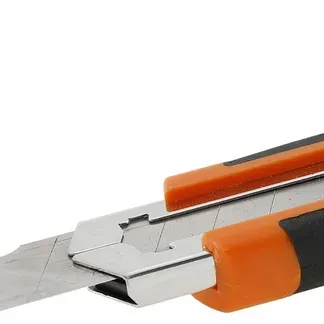 Abbrechmesser mit 18mm-Klinge Ergo-Griff mit Metallschaft + 2 Klingen Abbrechmesser mit 18mm-Klinge Ergo-Griff mit Metallschaft + 2 Klingen