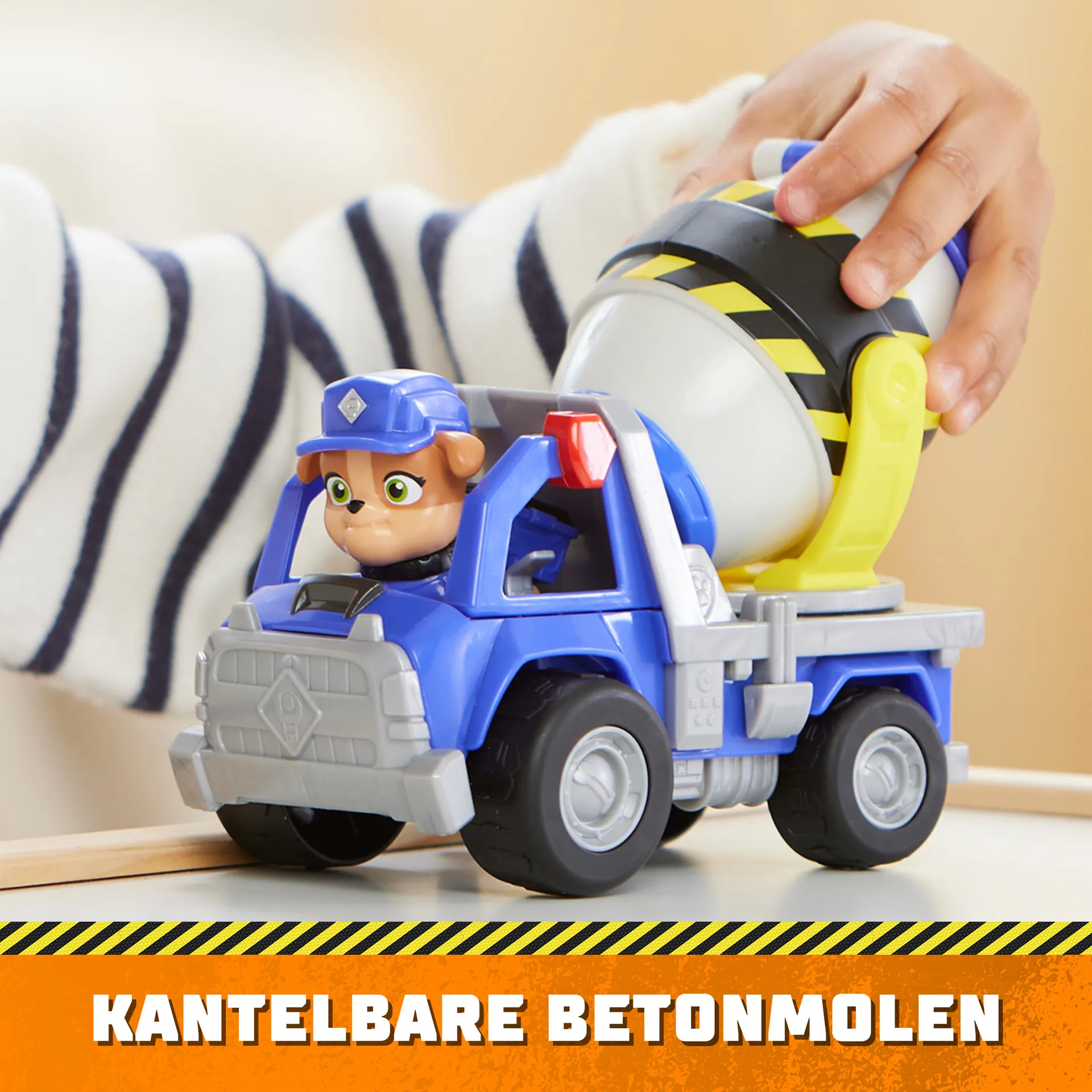 Rubble & Crew Rubble und Crew - Zementmischer-Baufahrzeug (Basis Fahrzeug) mit Mix-Figur, dreh- und kippbare Mischtrommel, authentisches Spielzeug aus TV-Serie, für Kinder ab 3 Jahren – Bild 4