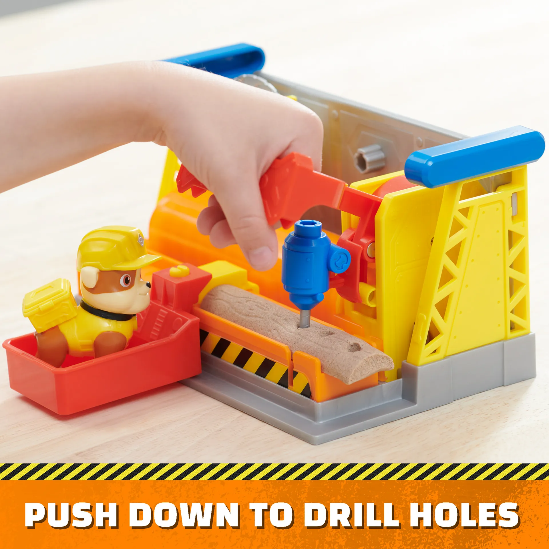 Rubble & Crew - Werkstatt Spielset mit 2 Werkzeug-Aufsätzen, 1 Rubble Hundefigur, 85g Kinetic Sand Build-it Sand und 1 Sandform – Bild 5