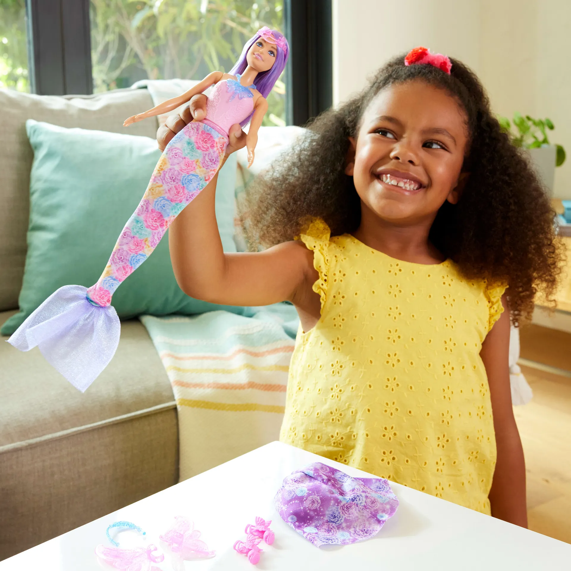 Barbie Barbie-Puppe Fantasie-Modeset mit Accessoires inklusive Meerjungfrauen-Schwanzflosse, Feenflügeln und Ketten – Bild 3