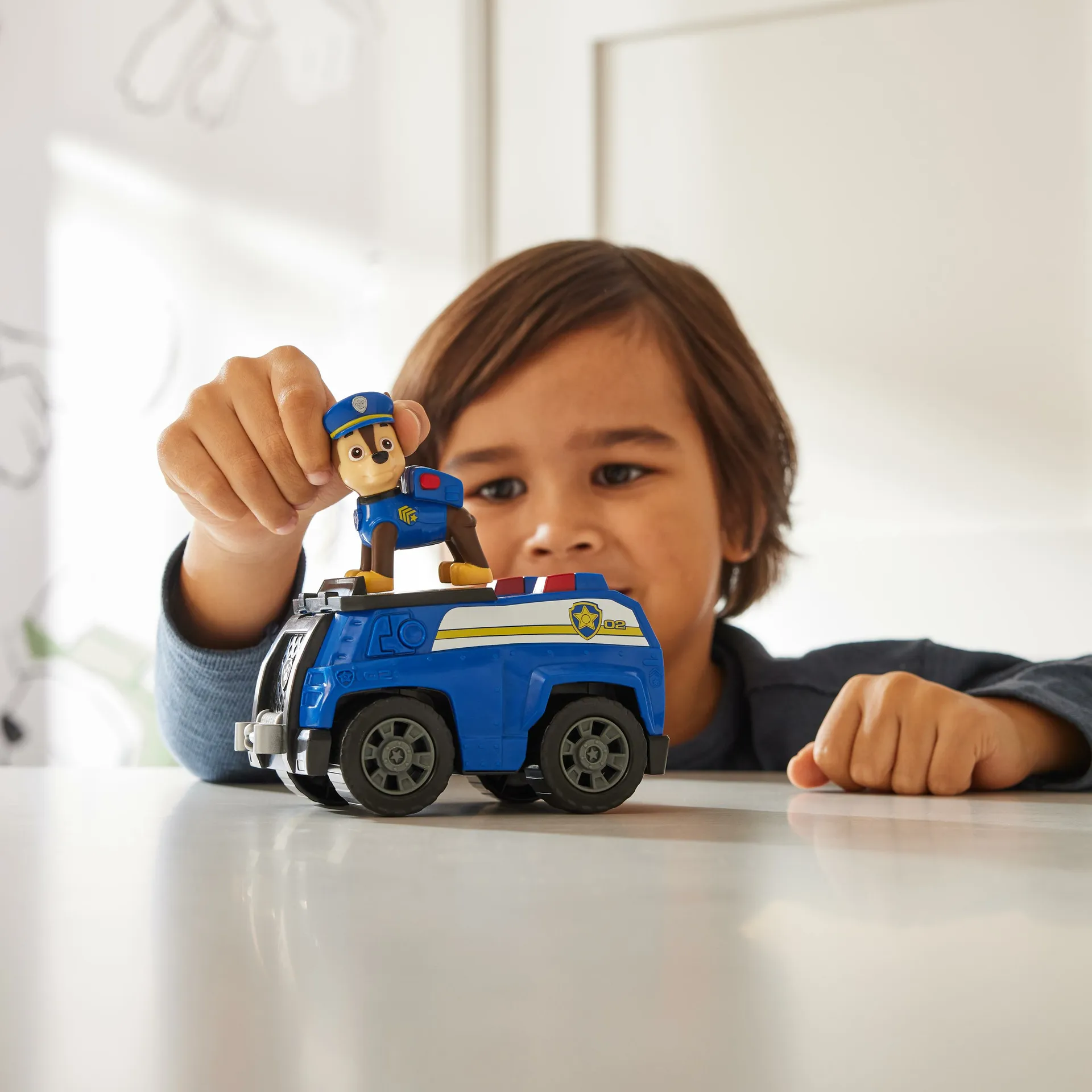 PAW Patrol , Polizei-Fahrzeug mit Chase-Figur (Sustainable Basic Vehicle/Basis Fahrzeug) – Bild 2