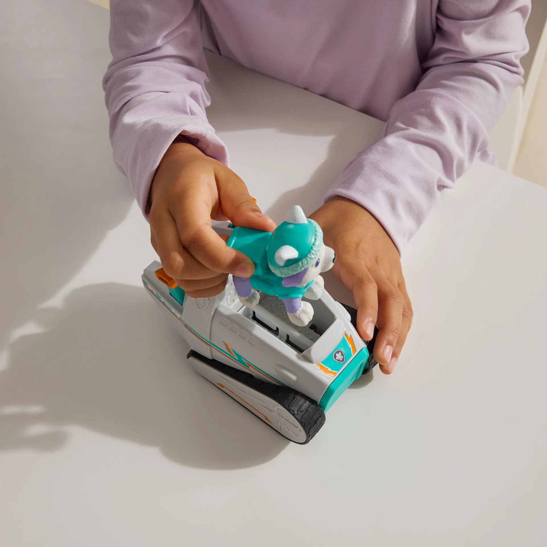 PAW Patrol - Everest-Figur mit Schneemobil-Rettungsfahrzeug, stabiles Basis-Fahrzeug (2025), authentisches Spielzeug zur Serie für Kinder ab 3 Jahren – Bild 4