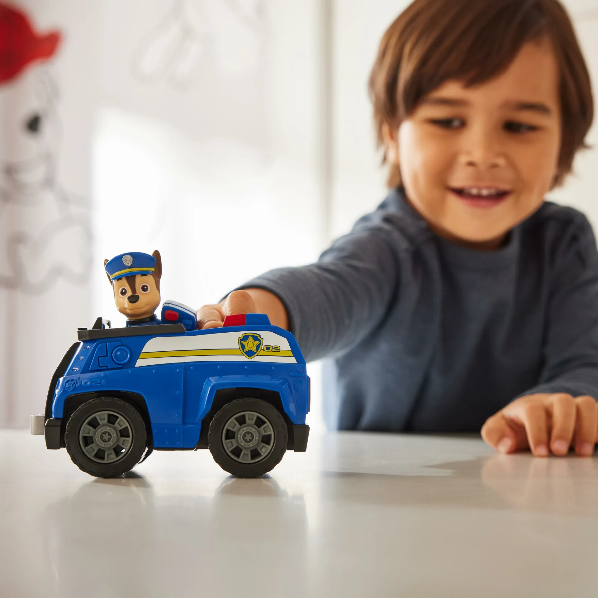 PAW Patrol , Polizei-Fahrzeug mit Chase-Figur (Sustainable Basic Vehicle/Basis Fahrzeug) – Bild 4