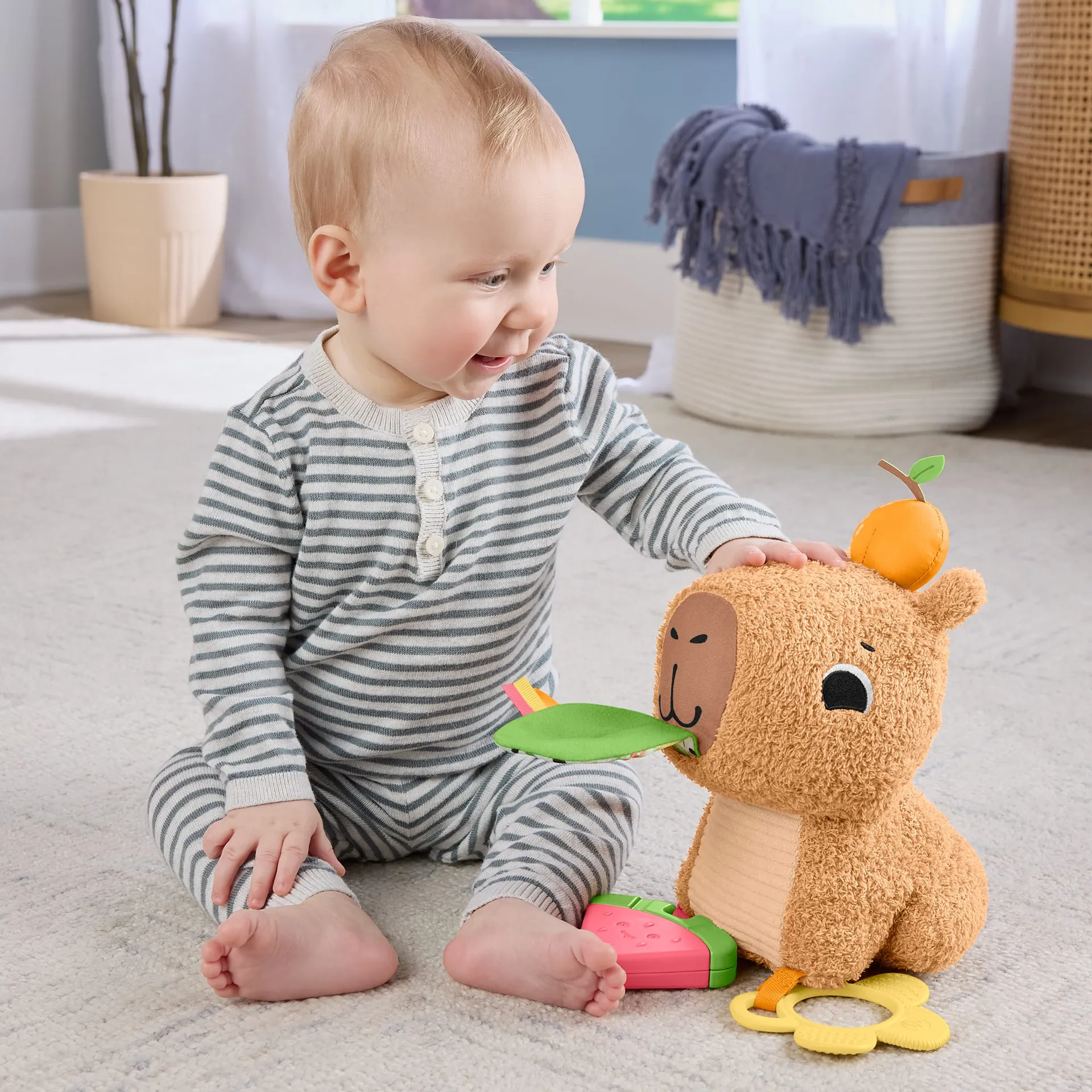 Fisher-Price sensorisches Babyspielzeug Kuschel-Capybara Plüschtier mit Beißring und Rassel für Neugeborene – Bild 3