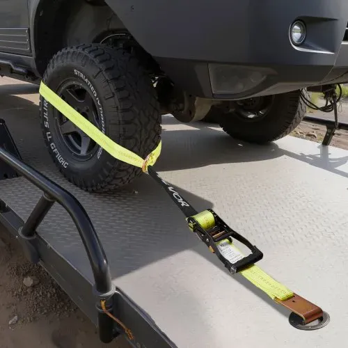 VEVOR Radspanngurt Befestigungsgurt (50,8 x 3048 mm) mit flachem Haken & 4540 kg Zugfestigkeit & 1512 kg Tragfähigkeit, Motorrad-Spannsystem Radsicherungsgurt Reifengurt für SUVs Anhänger Gelb – Bild 7