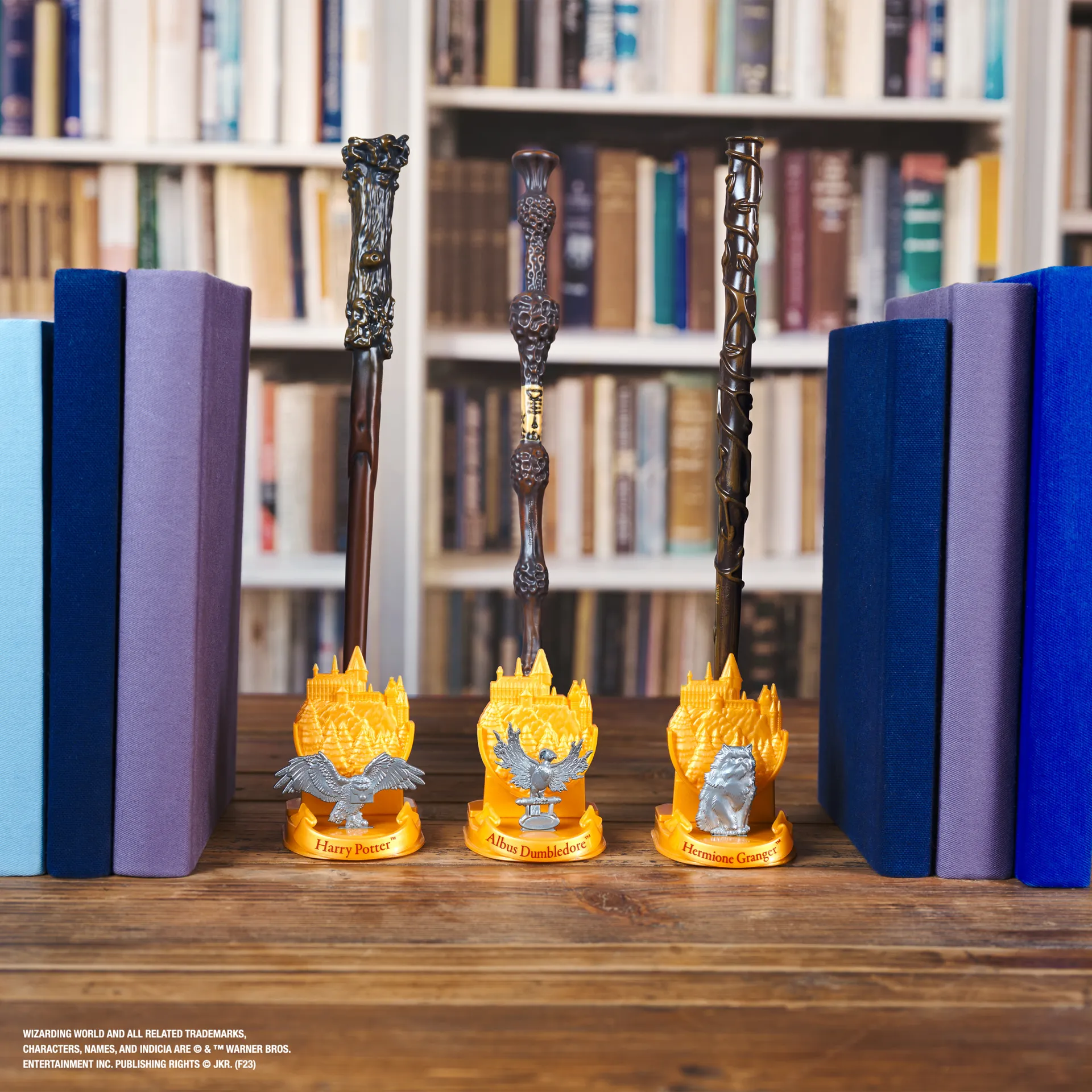 Wizarding World Harry Potter - Authentischer Hermine Granger Zauberstab aus Kunststoff mit Hogwarts-Halterung – Bild 3