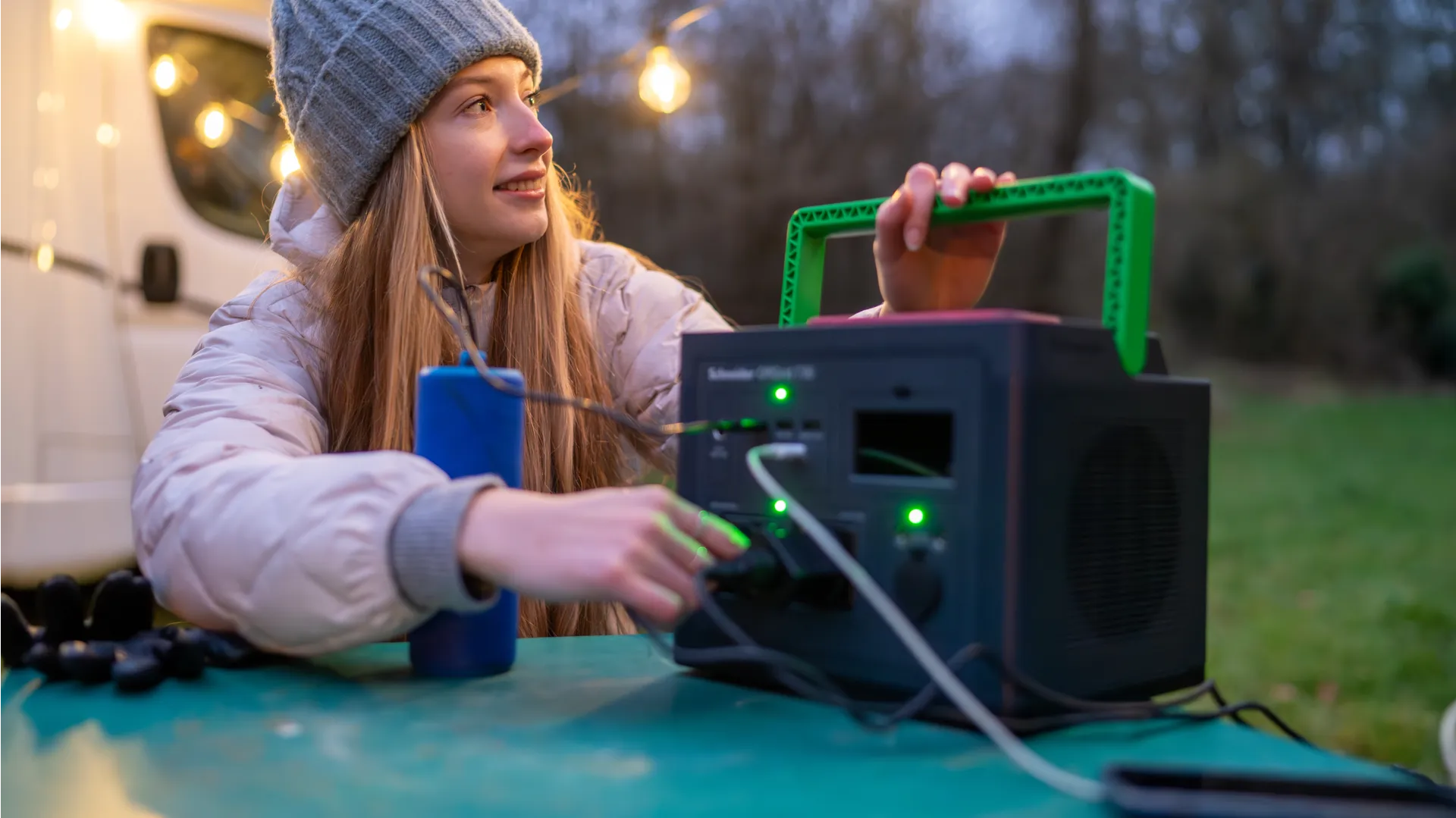APC SE OffGrid Portable Power Station 730 – Li-Ionen-Akku, LCD, 2x Schuko Ausgänge, 3x USB-A, 2x USB-C, 3x 12V, kabelloses Ladegerät – Bild 6