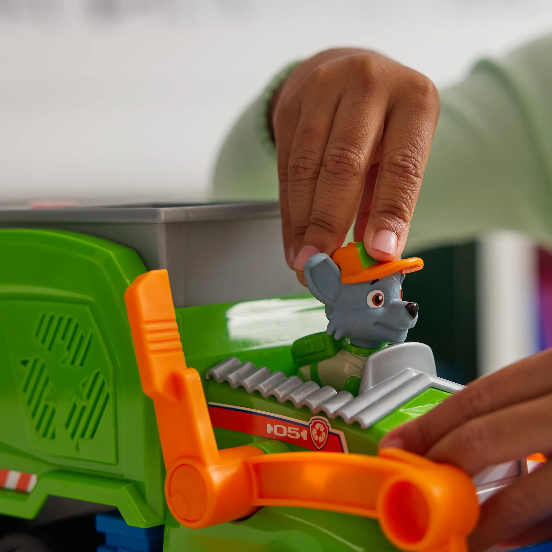 PAW Patrol , Extragroßer Recycling-Truck mit Rocky Spielfigur und Verwandlungsfunktion (Deluxe Fahrzeug) – Bild 7