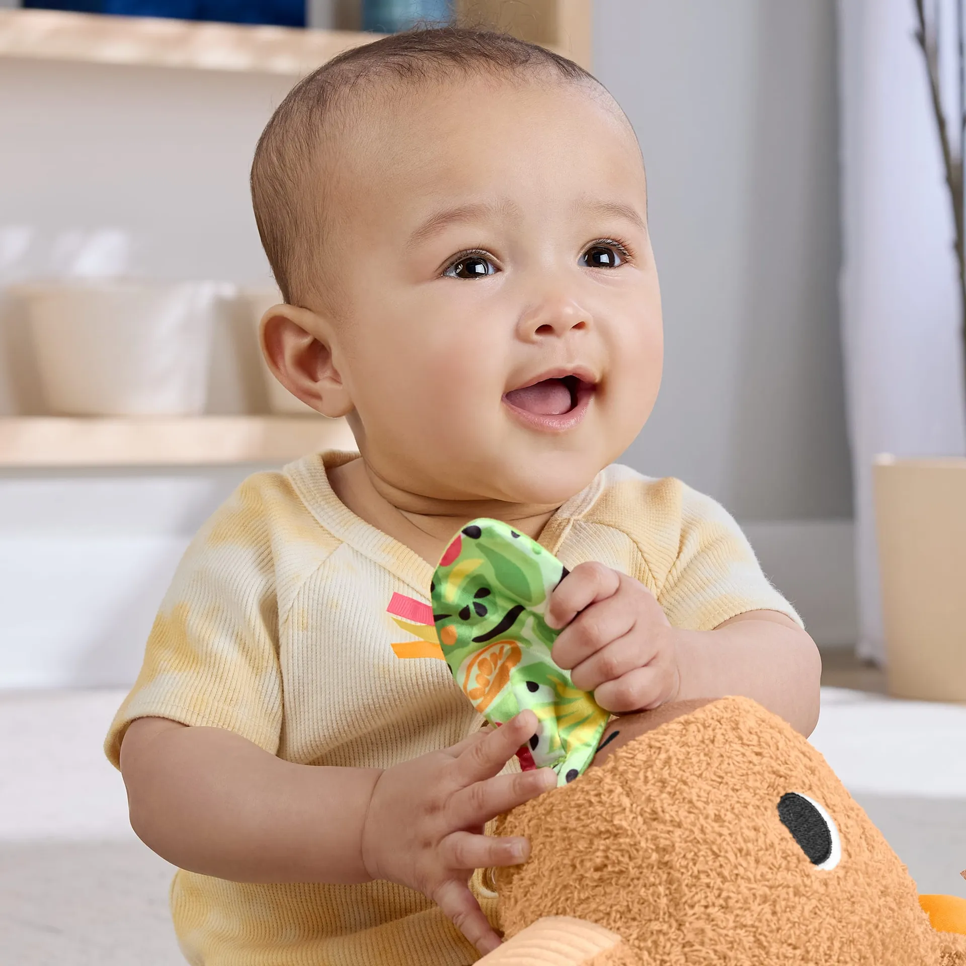 Fisher-Price sensorisches Babyspielzeug Kuschel-Capybara Plüschtier mit Beißring und Rassel für Neugeborene – Bild 5