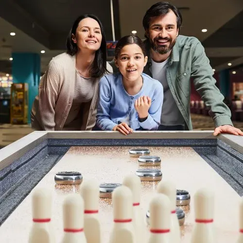 VEVOR Shuffleboard-Tisch, 11,5 Fuß Shuffleboard für Familienspielzimmer, 2-in-1-Shuffleboard- und Bowling-Kombispielset, mit kratzfestem Spielfeld, Beinen, 8 Pucks, Bowlingset, Wachs und Tischbürste – Bild 7