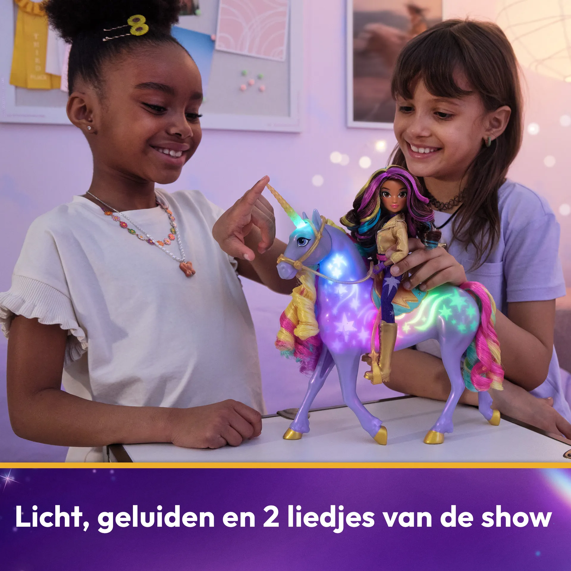 Unicorn Academy - Sophia und Licht-Magie Wildstar Deluxe Set, 28 cm Einhorn mit Lichteffekten und Musik, 24 cm Ankleidepuppe, passend zur Netflix Serie, ab 4 Jahren – Bild 4