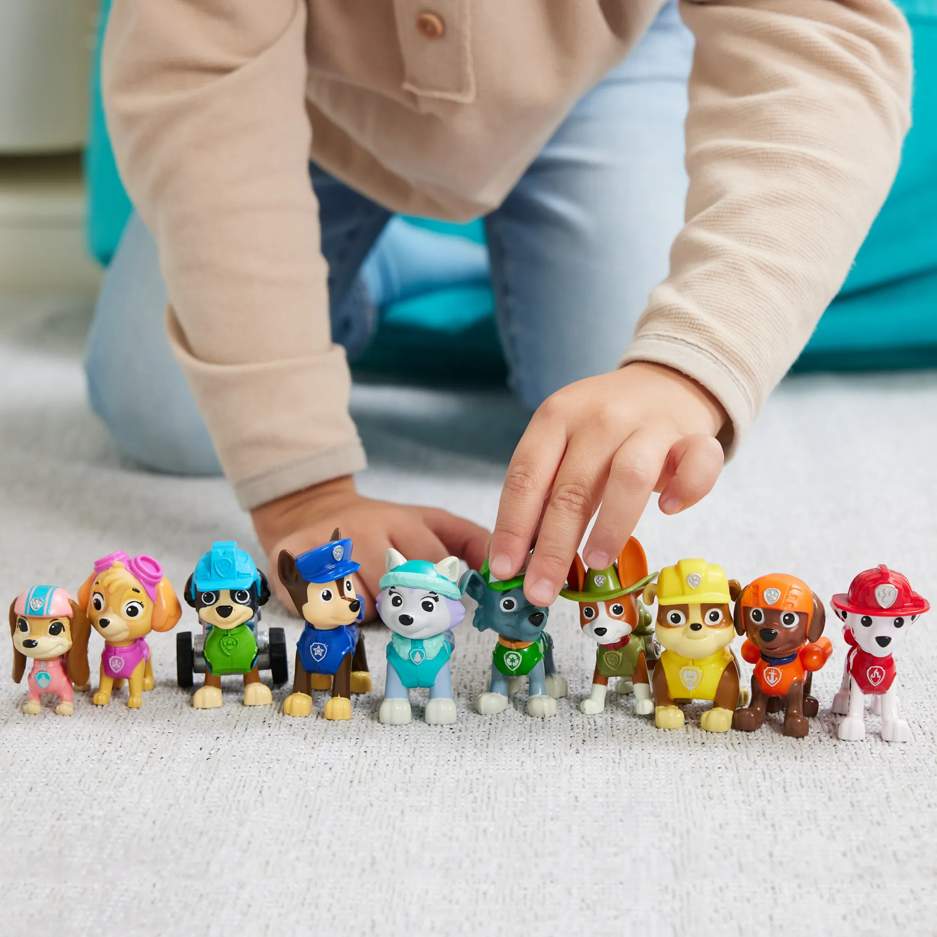 PAW Patrol – Action Pups Geschenkset mit 10 Hundefiguren zum Sammeln, alle Hauptcharaktere in Uniform mit Werkzeug, für Kinder ab 3 Jahren. – Bild 4