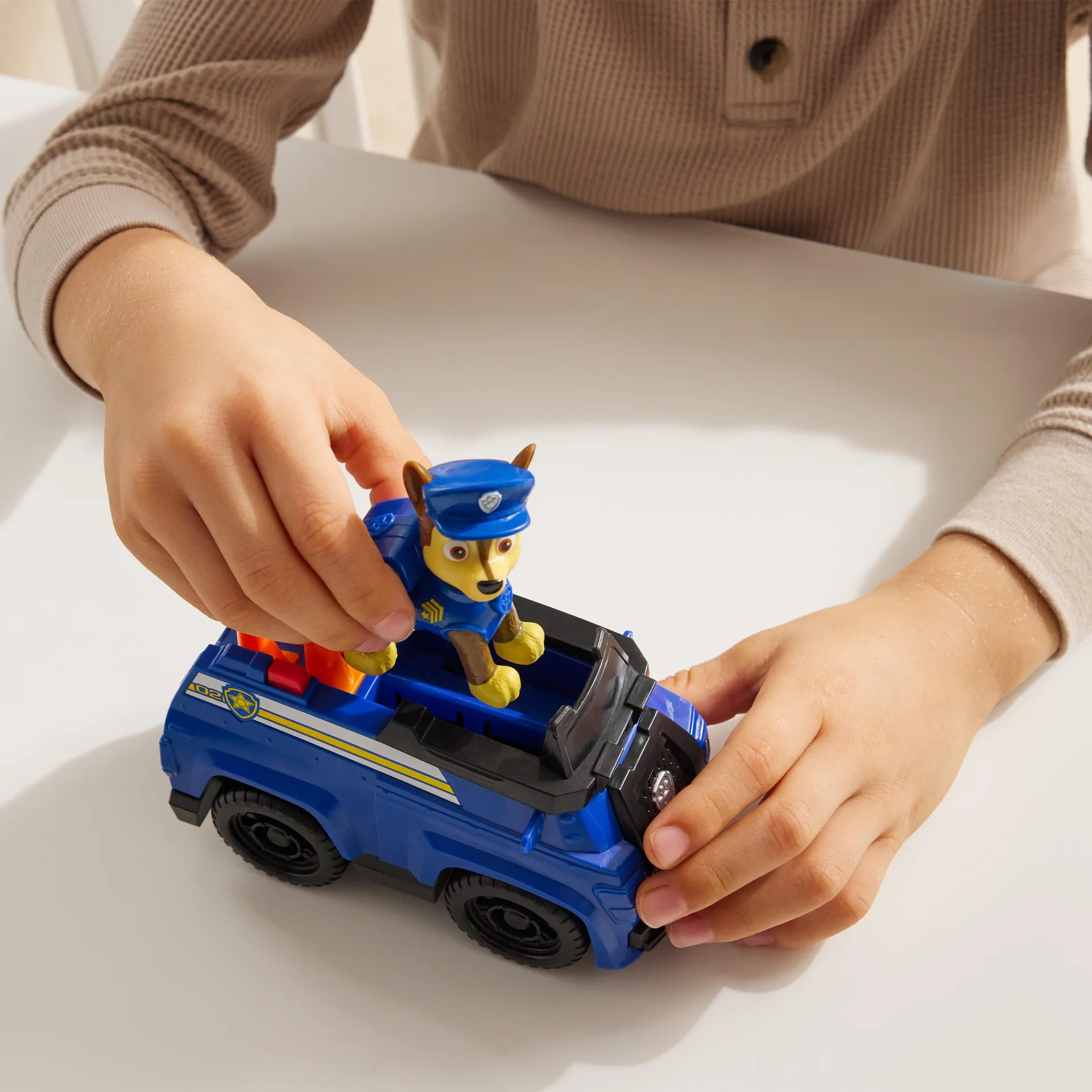 PAW Patrol Chase-Figur mit Polizei-Fahrzeug, stabiles Basis-Fahrzeug (2025), authentisches Spielzeug zur Serie für Kinder ab 3 Jahren – Bild 4