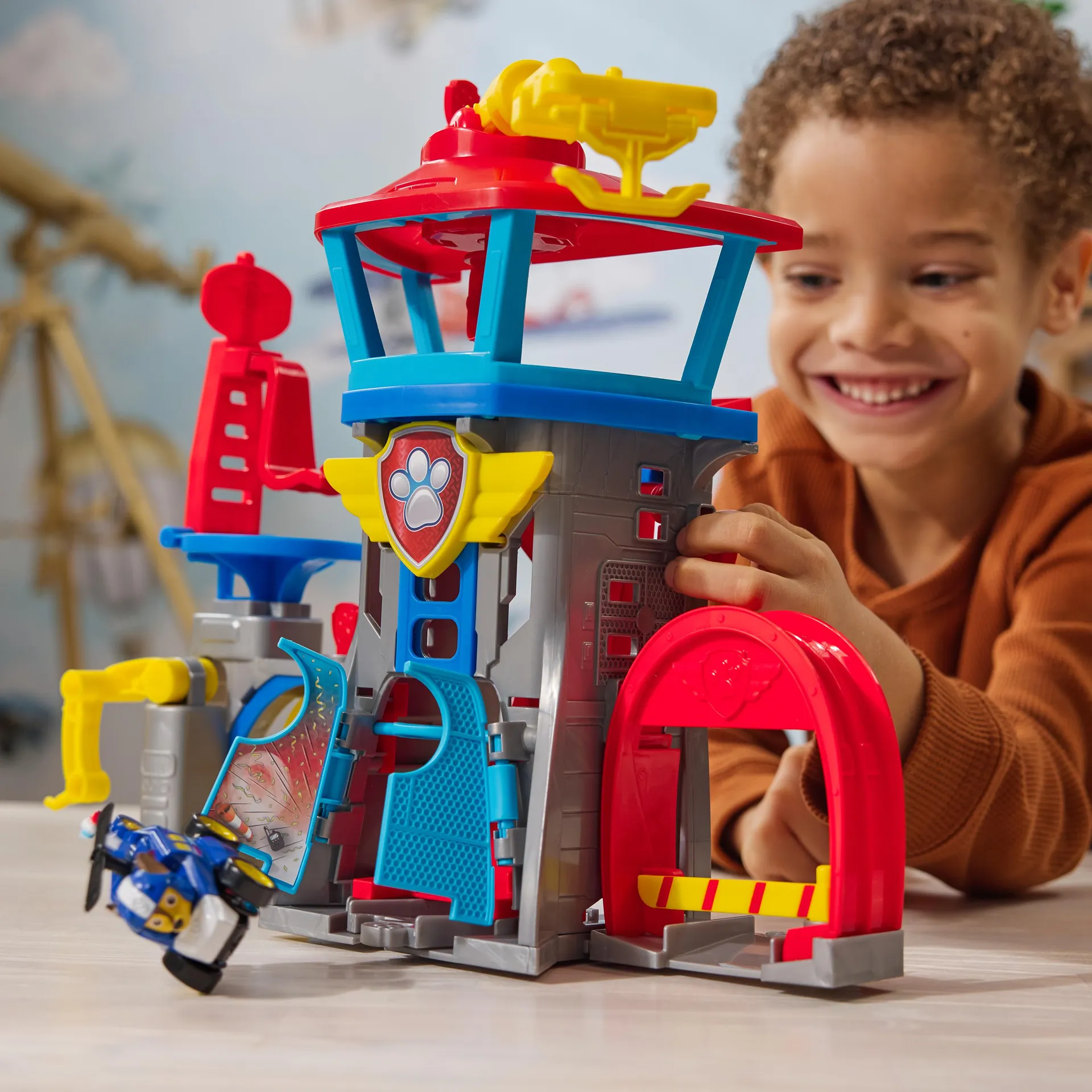 PAW Patrol Air Rescue - Pup Squad Flughafen Tower mit Fahrzeugstarter, Chase-Pup Squad Racer und Bürgermeister-Figur – Bild 2