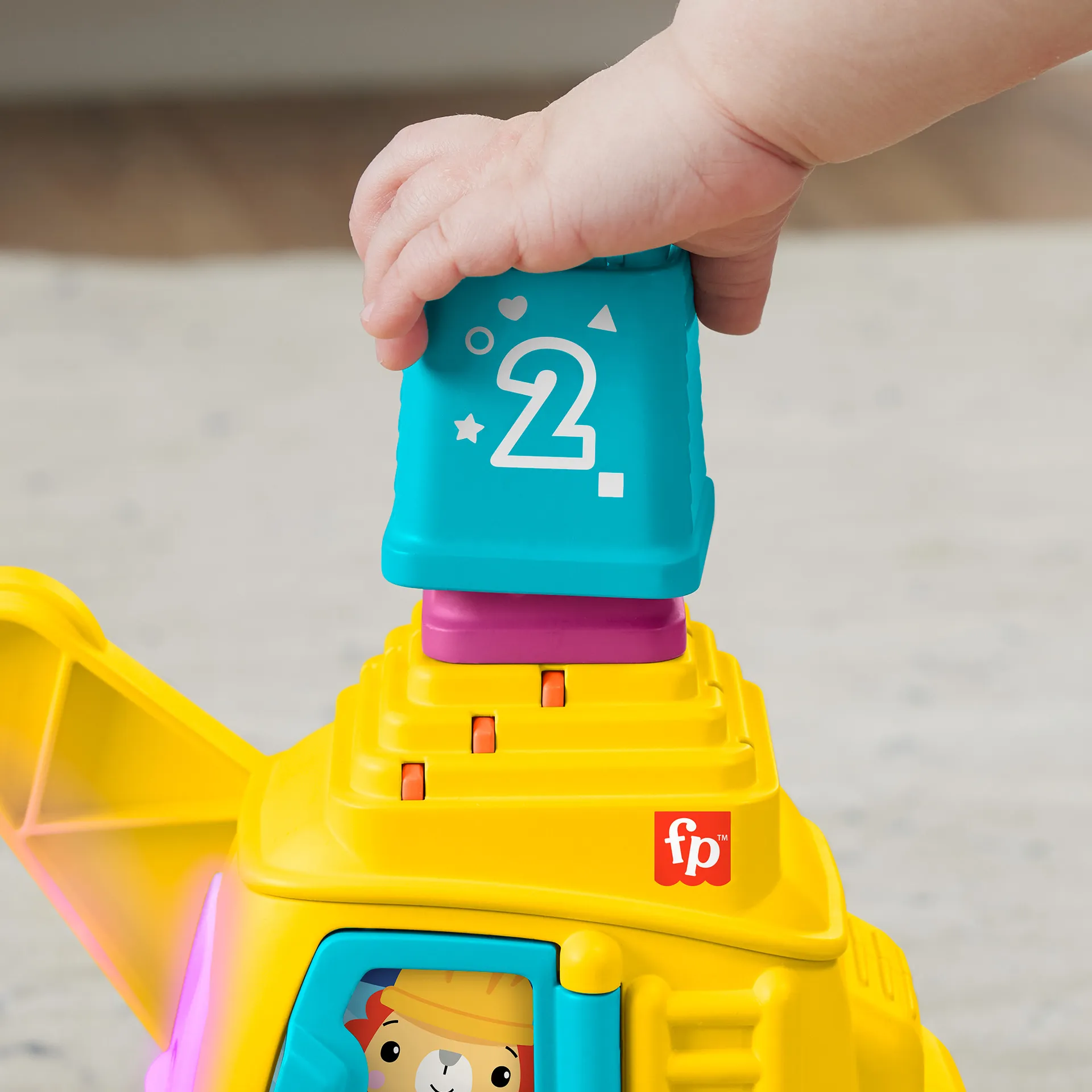 Fisher-Price Zählen & Stapeln Kran mit Blöcken, Lichtern und Geräuschen, mehrsprachige Version – Bild 5
