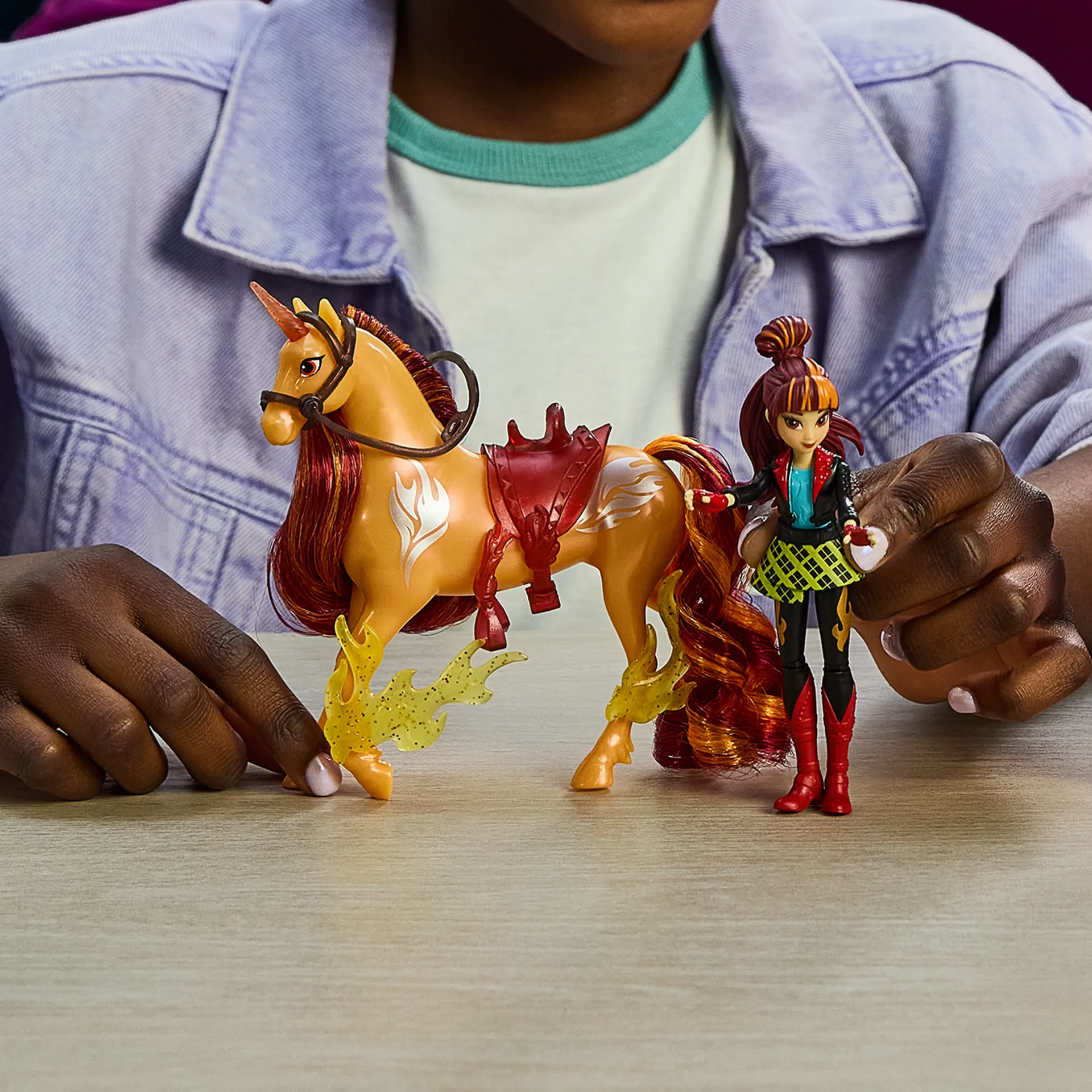 Unicorn Academy - Valentina und Einhorn Cinder Set, ca. 12 cm Originalfiguren zur Netflix Serie mit abnehmbarem Sattel, Mähnen- und Schweifbürste und Zubehör, für Kinder ab 4 Jahren – Bild 4