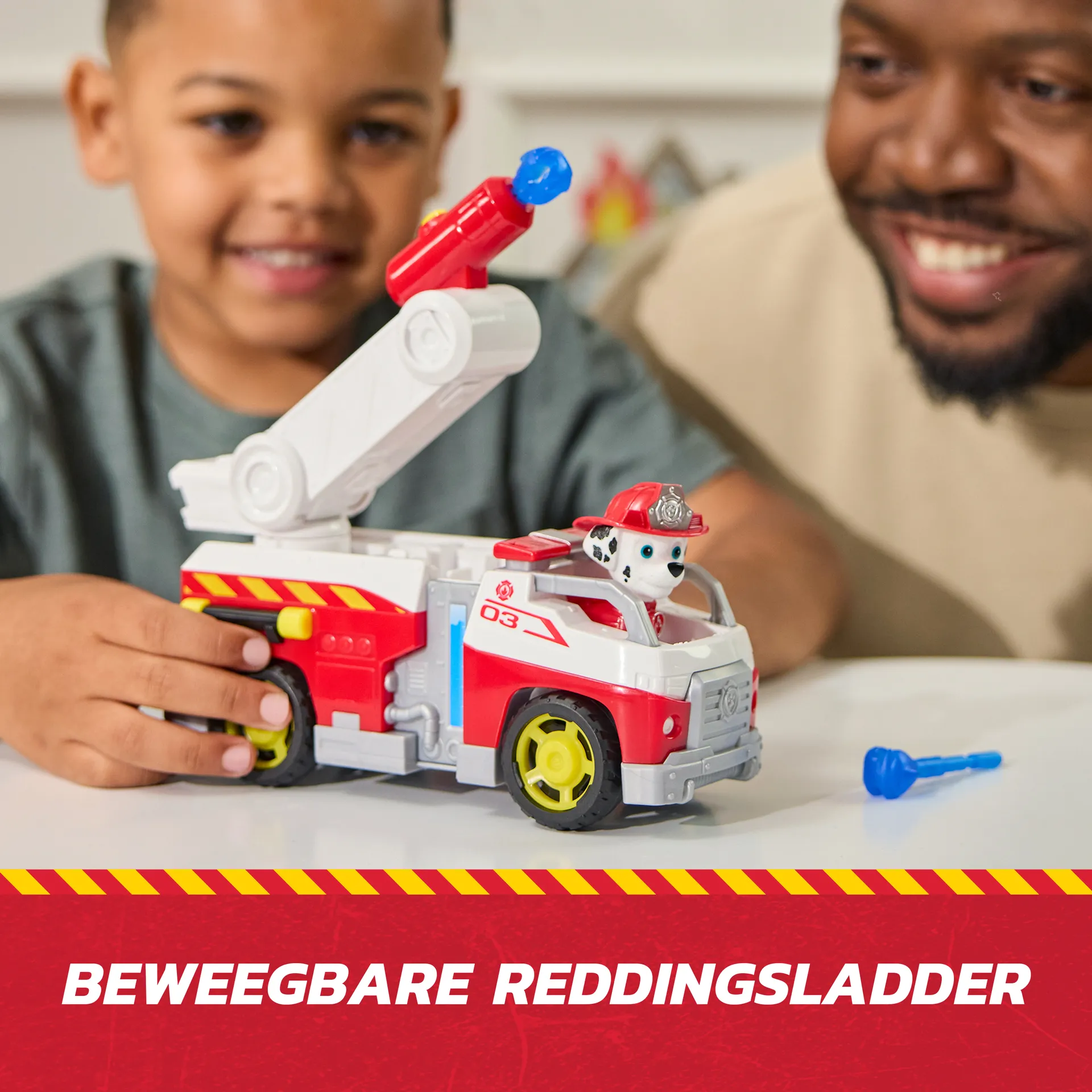 PAW Patrol Fire Rescue - Marshalls Feuerwehr-Fahrzeug mit kippbarer Leiter, Geschoss-Abwurf und Marshall Hundefigur – Bild 3
