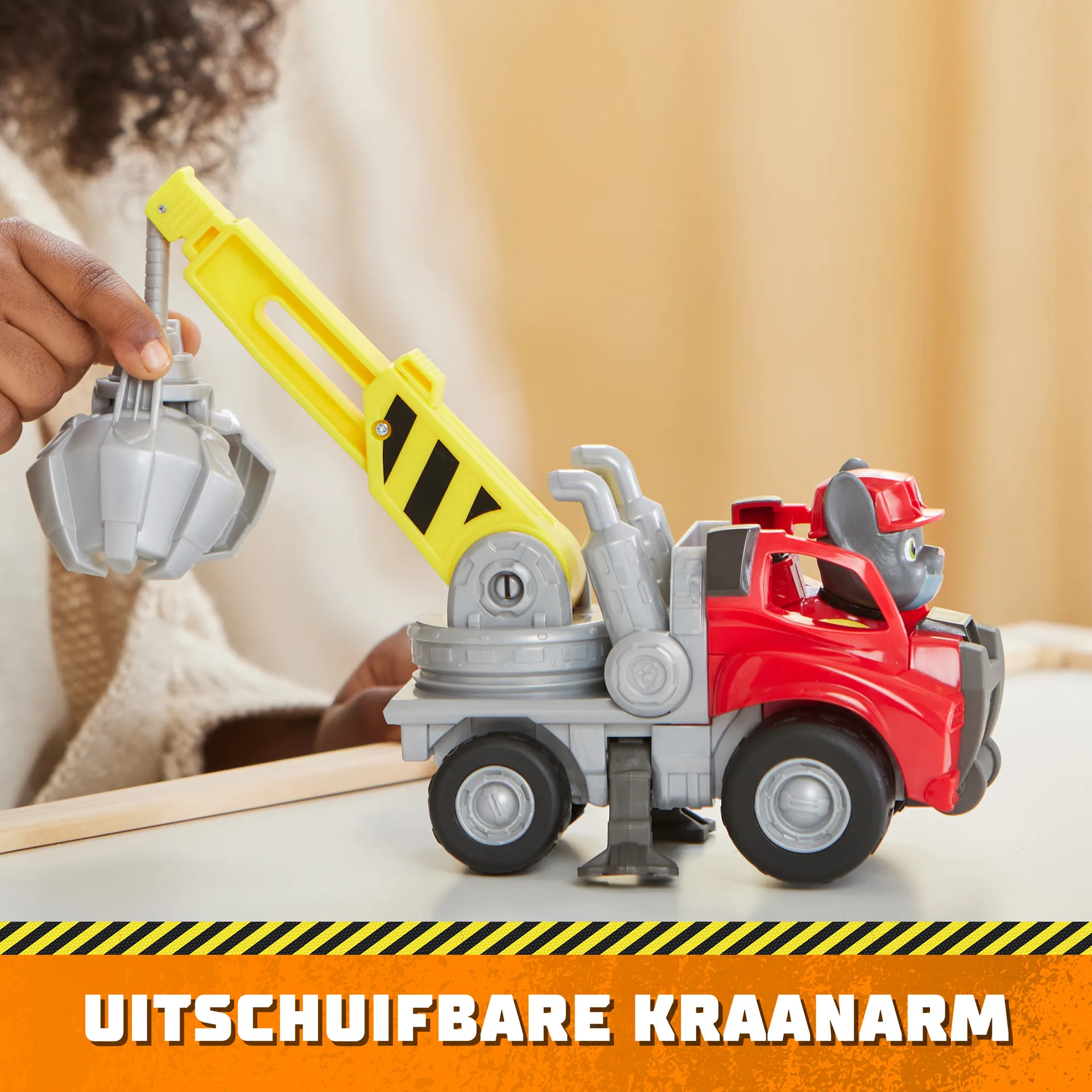 Rubble & Crew Rubble und Crew - Kran-Baufahrzeug (Basis Fahrzeug) mit Charger-Figur, dreh- und ausfahrbarer Ausleger, authentisches Spielzeug aus TV-Serie, für Kinder ab 3 Jahren – Bild 4