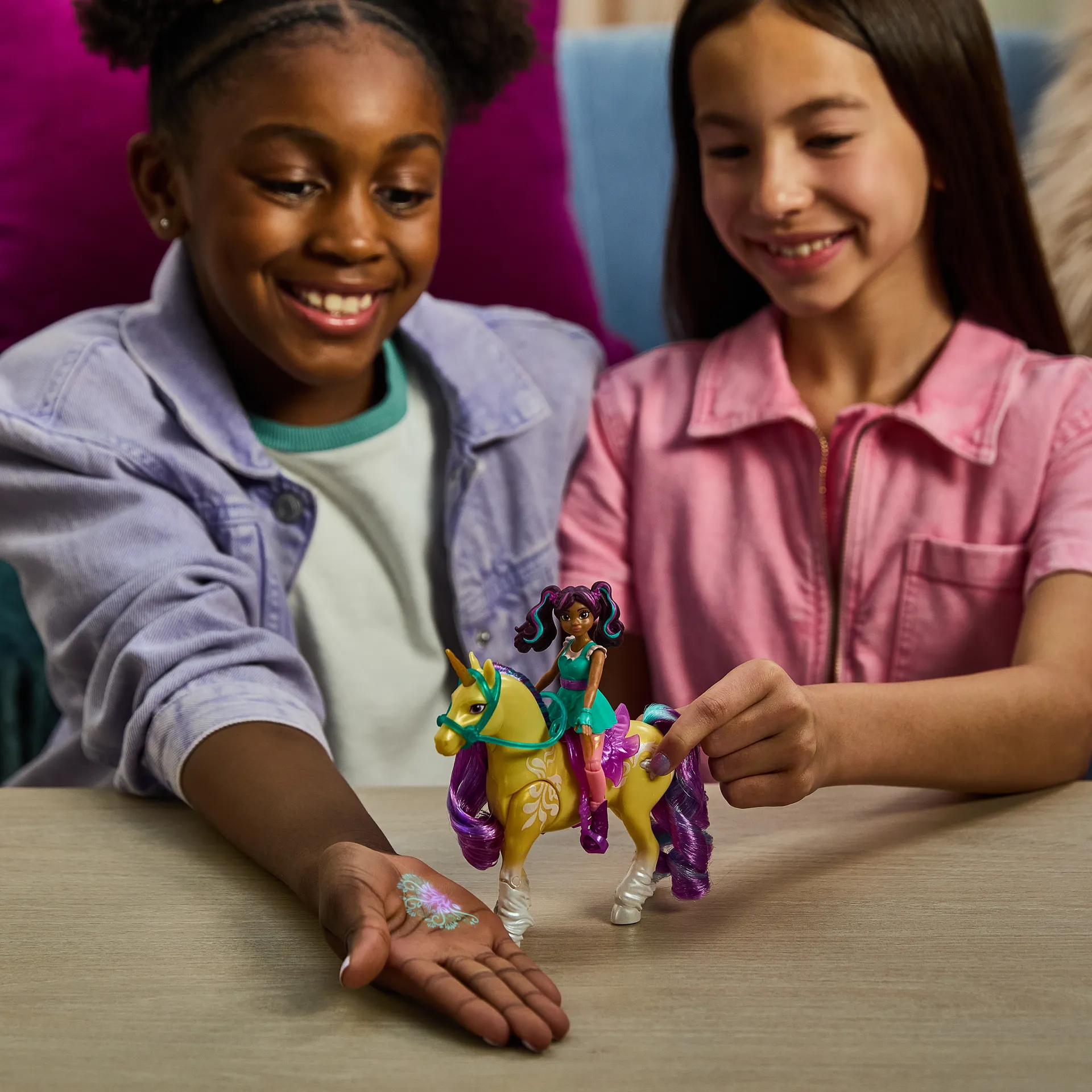 Unicorn Academy Set - Ava und Pflanzen-Magie Leaf mit echter Mähne und Schweif sowie magischer Leuchtfunktion, ca. 12 cm große Originalfiguren zur beliebten Netflix Serie – Bild 3