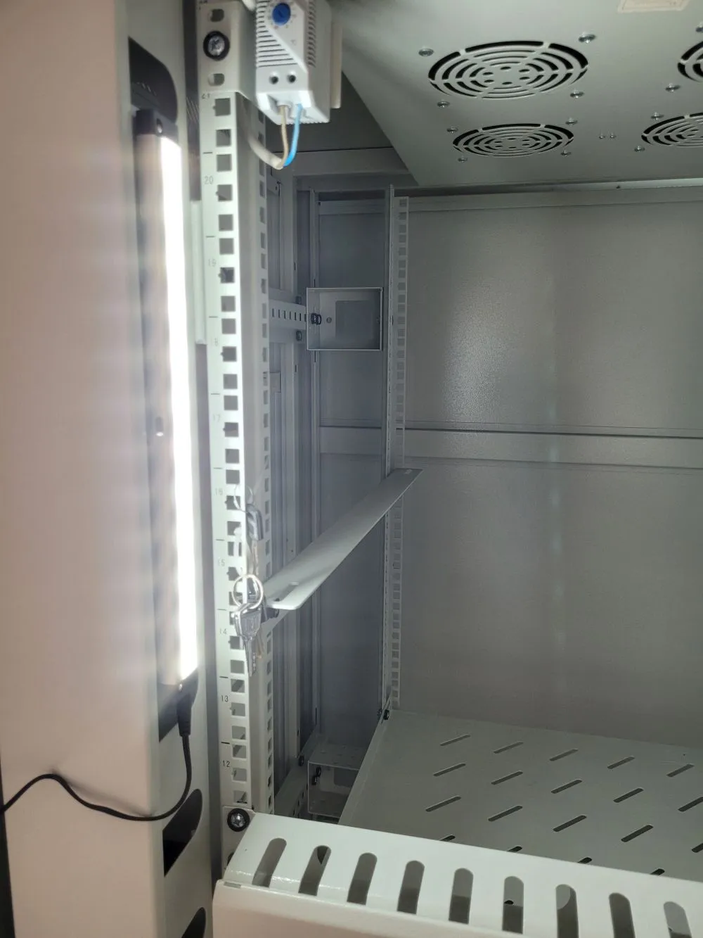 ALLNET 19"zbh. Schrankbeleuchtung, LED mit Magnetbefestigung und Netzteil, B458mm, Synergy 21 – Bild 8