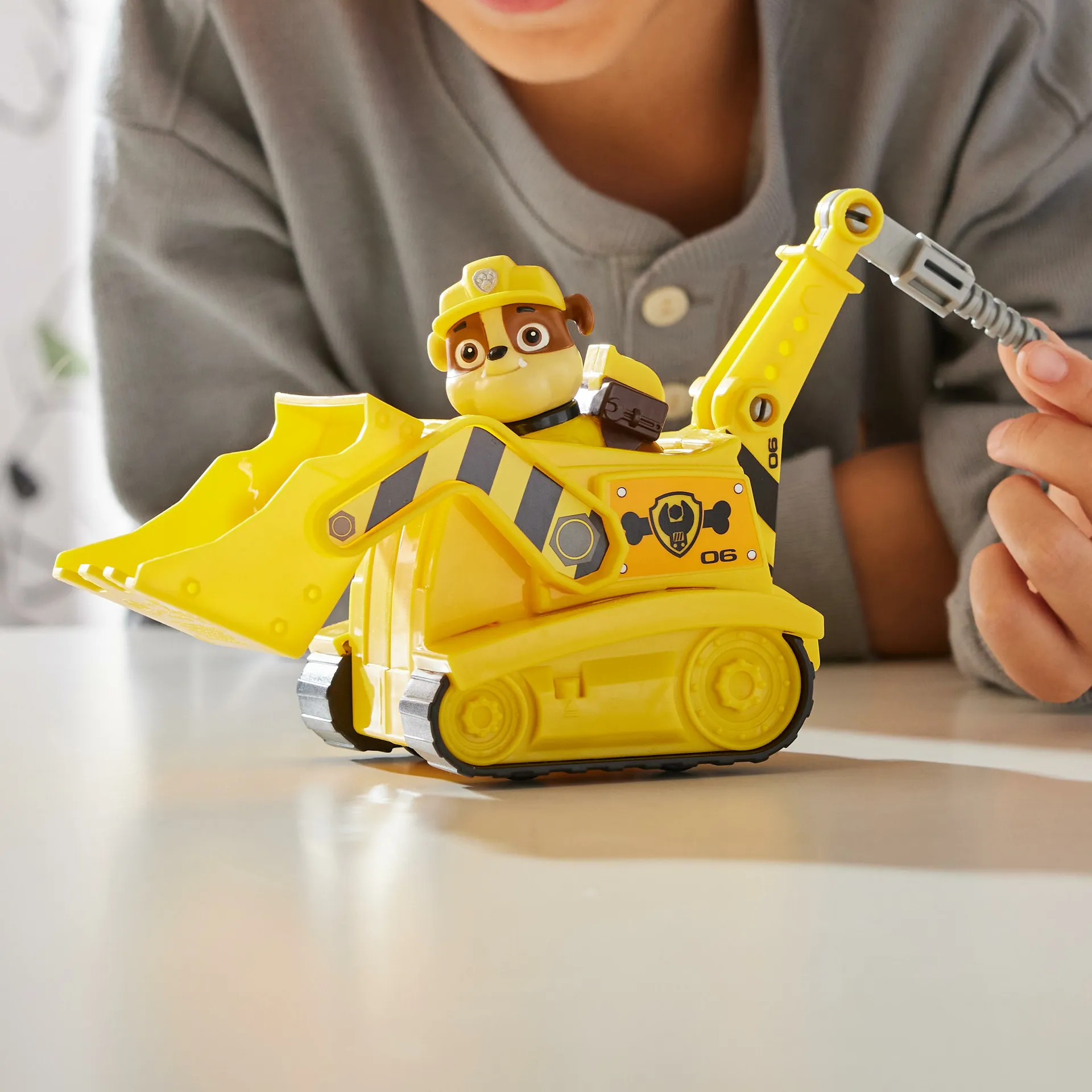 PAW Patrol , Baustellen-Fahrzeug mit Rubble-Figur (Sustainable Basic Vehicle/Basis Fahrzeug) – Bild 4