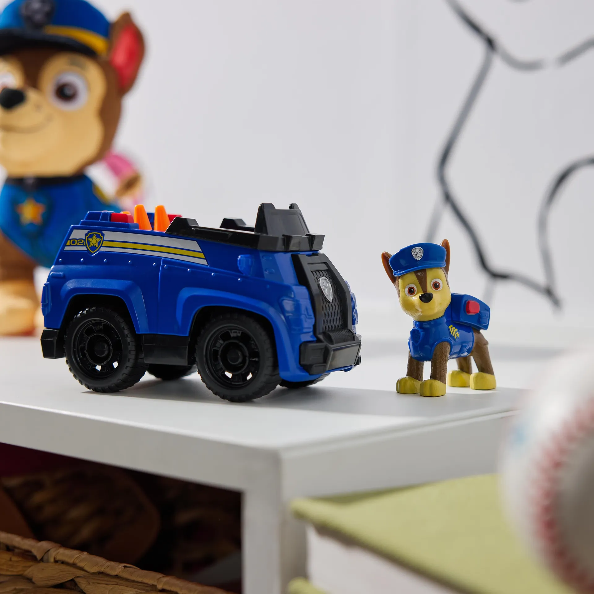 PAW Patrol Chase-Figur mit Polizei-Fahrzeug, stabiles Basis-Fahrzeug (2025), authentisches Spielzeug zur Serie für Kinder ab 3 Jahren – Bild 2