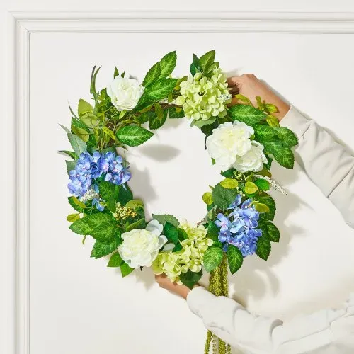 VEVOR Künstlicher Dekokranz, 58,42cm, Blau-Weiß-Grün, dekoriert mit Hortensien, Rosen, Beeren, Ranken, Türkranz ganzjährig, für drinnen & draußen, als Dekoration für Hauswände, Fenster & Festivals – Bild 7